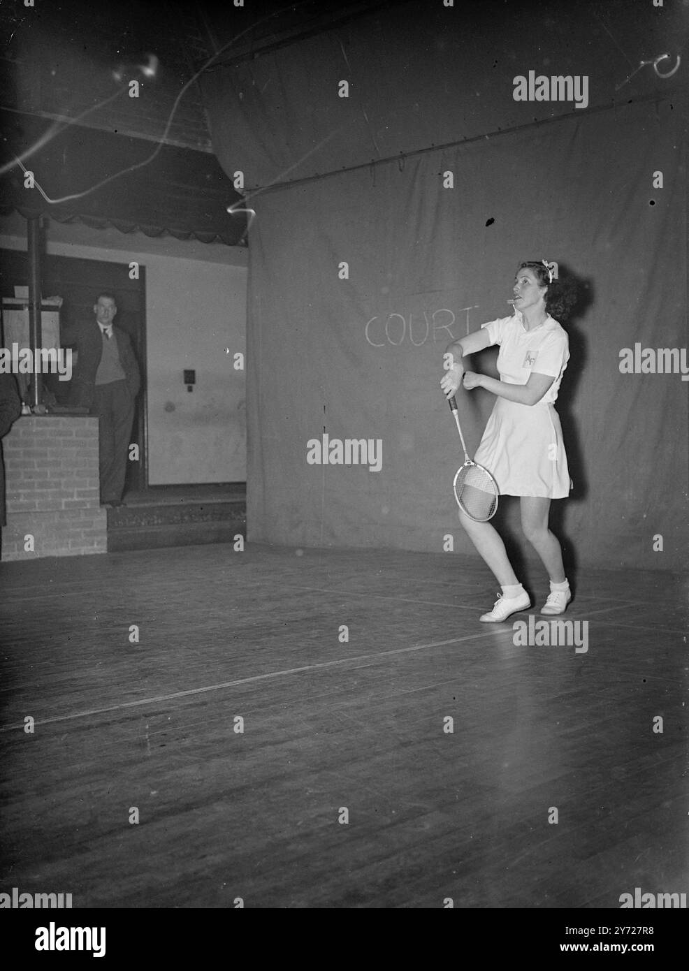 "Guarda il Birdie" "fermato" dalla telecamera ad alta velocità al Wimbledon Squash e Badminton Club, ieri sera (lunedì 1 marzo) giocatori di badminton provenienti da tutto il mondo sono qui per partecipare ai campionati di badminton All England, che iniziano il 3 marzo ad Harringay. 3 marzo 1948 Foto Stock