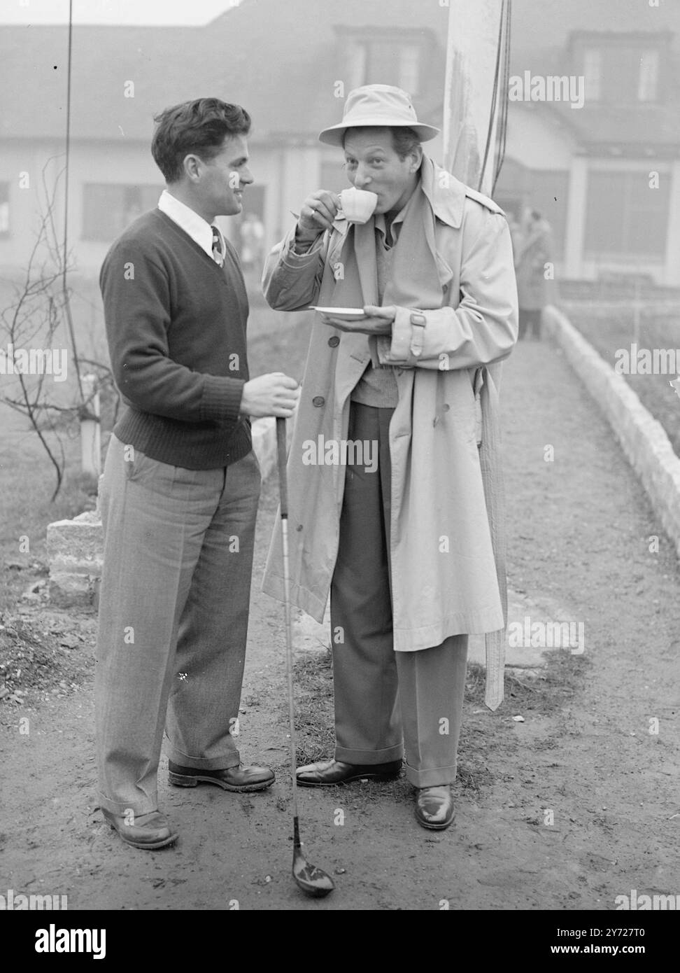 Tee time per Danny. "Wonder-man" Danny Kaye dà al campione di golf dai Rees alcuni consigli su come "bucare in uno" attraverso una tazza di tee al South Herts Golf Club, questa mattina (martedì). Danny era nella squadra di golf del Palladium che incontrò i giocatori dell'Arsenal in una partita al club Totteridge. 2 marzo 1948 Foto Stock
