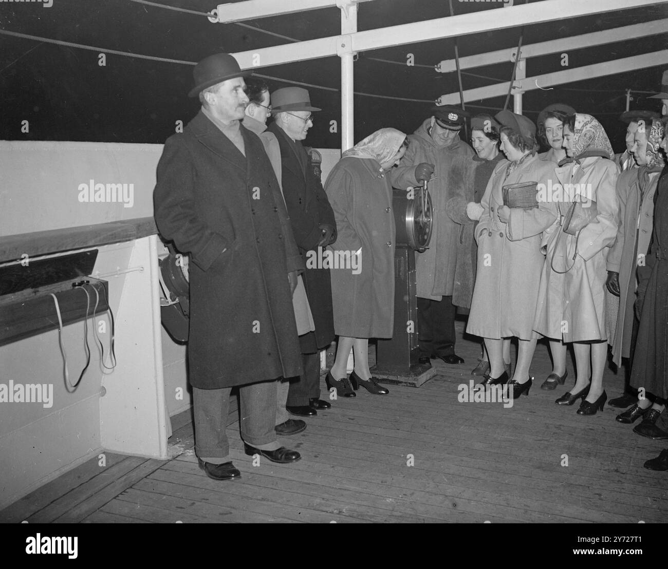 "Trials Treat", che combina un test per la nave con un "trattamento per i tipisti", i funzionari della Elder Dempster Lines hanno dato al personale dell'ufficio di Liverpool una crociera di 48 ore al largo della costa, a bordo della nuova lussuosa motonave APAPA, prove in corso nella baia di Liverpool oggi (domenica), e ritorno nella baia oggi (domenica), e ritorno questa sera. Gli ospiti variavano dai ragazzi dell'ufficio ai dirigenti del reparto. L'immagine mostra: "L'ufficio dello skipper" - Capt J. J Smith, capitano dell'APAPA, mostra un gruppo di ospiti dagli uffici, il ponte di linea. 28 febbraio 1948 Foto Stock