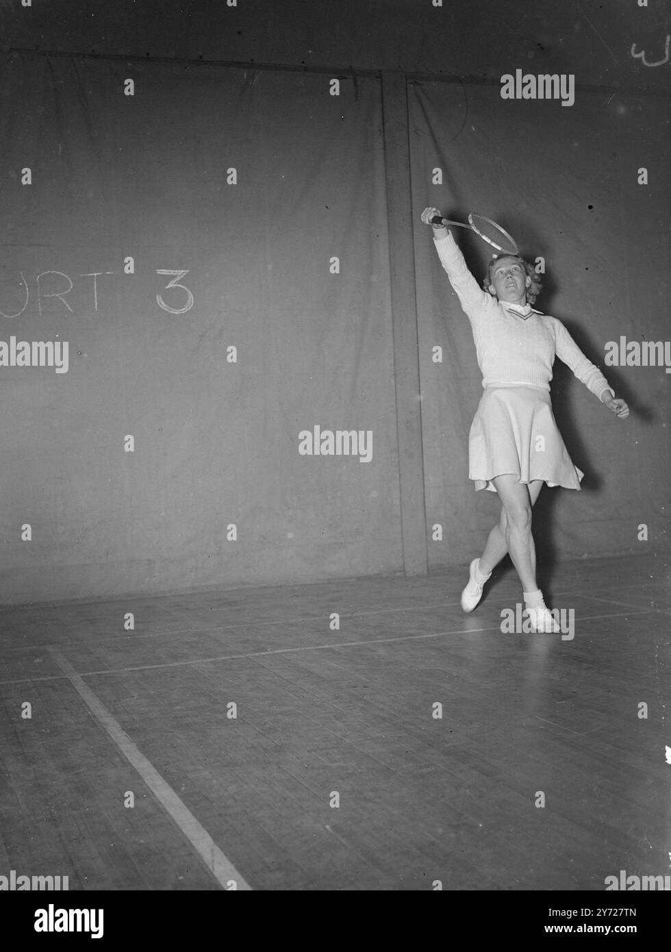 "Guarda il Birdie" "fermato" dalla telecamera ad alta velocità al Wimbledon Squash e Badminton Club, ieri sera (lunedì 1 marzo) giocatori di badminton provenienti da tutto il mondo sono qui per partecipare ai campionati di badminton All England, che iniziano il 3 marzo ad Harringay. 3 marzo 1948 Foto Stock
