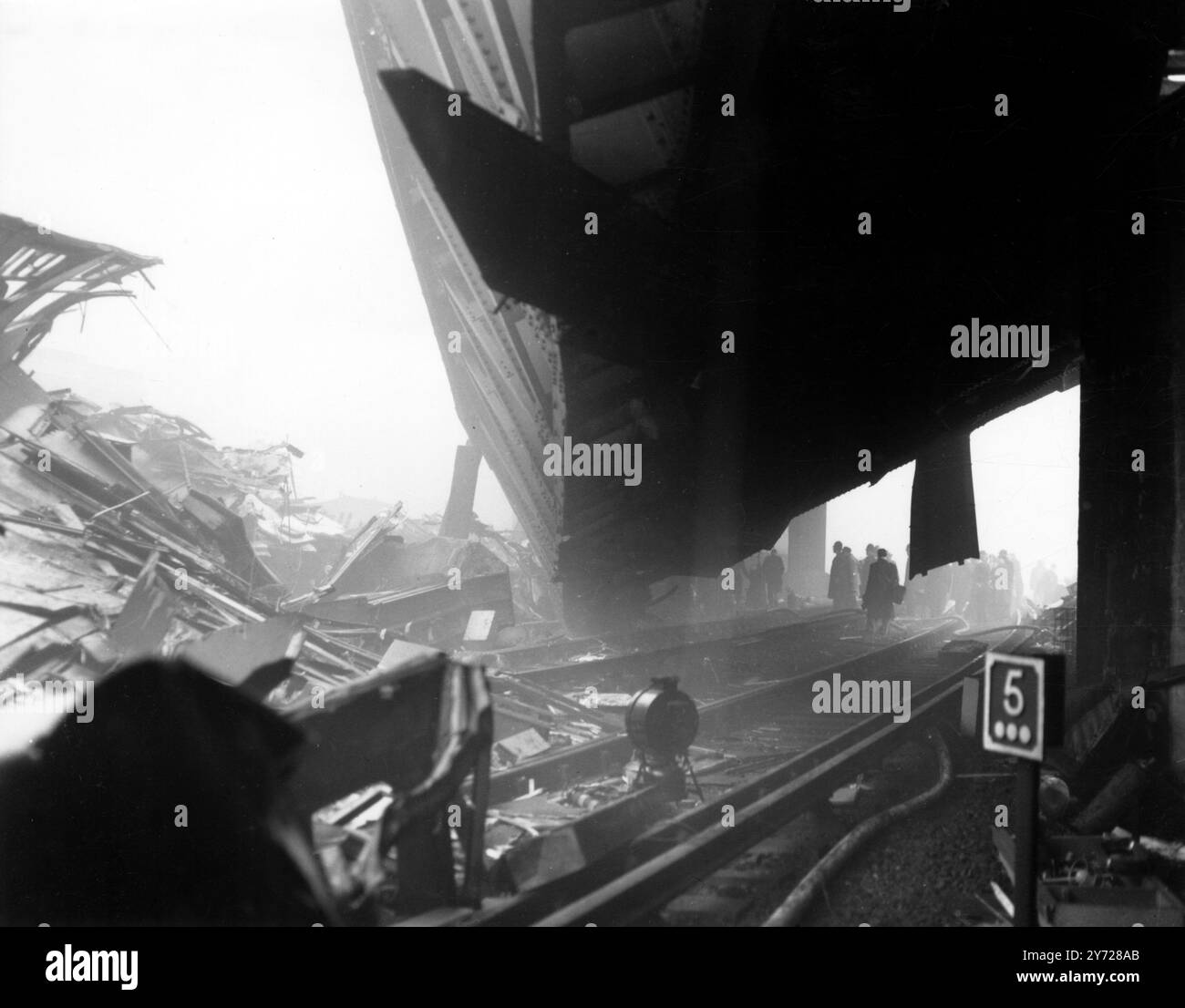 La scena del tragedie Clearance è ancora in corso oggi sulla scena del disastroso incidente ferroviario di Wendesday a St John's ( Londra sud-orientale ) , in cui 92 persone hanno perso la vita e oltre 100 sono rimaste gravemente ferite . Fotografie: Un enorme mucchio di detriti che un tempo erano le carrozze dei treni. Un incidente si verificò in una fitta nebbia, quando il treno espresso a vapore da Cannon Street alla costa del Kent colpì un treno elettrico da Charing Cross a Hayes , Kent e che era stato dimezzato appena dopo la stazione . I pullman si avviarono e si riversarono, colpendo un viadotto, parte del quale cadde sul relitto. Foto Stock