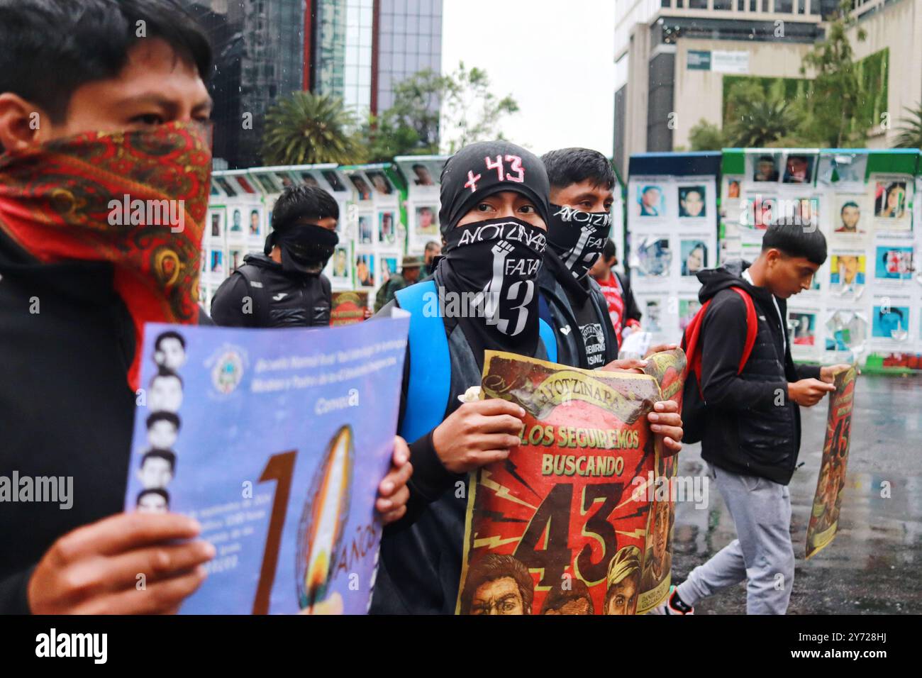 Città del Messico, Messico. 26 settembre 2024. Studenti rurali che partecipano a una protesta a sostegno dei genitori degli studenti rurali vittime di chiedere giustizia durante il decimo anniversario per la scomparsa forzata dei 43 studenti della Scuola rurale normale "Raul Isidro Burgos" di Ayotzinapa, nel 2014 a Iguala, Guerrero. Il 26 settembre 2024 a città del Messico, Messico. (Foto di Carlos Santiago/ Eyepix Group/Sipa USA). Crediti: SIPA USA/Alamy Live News Foto Stock