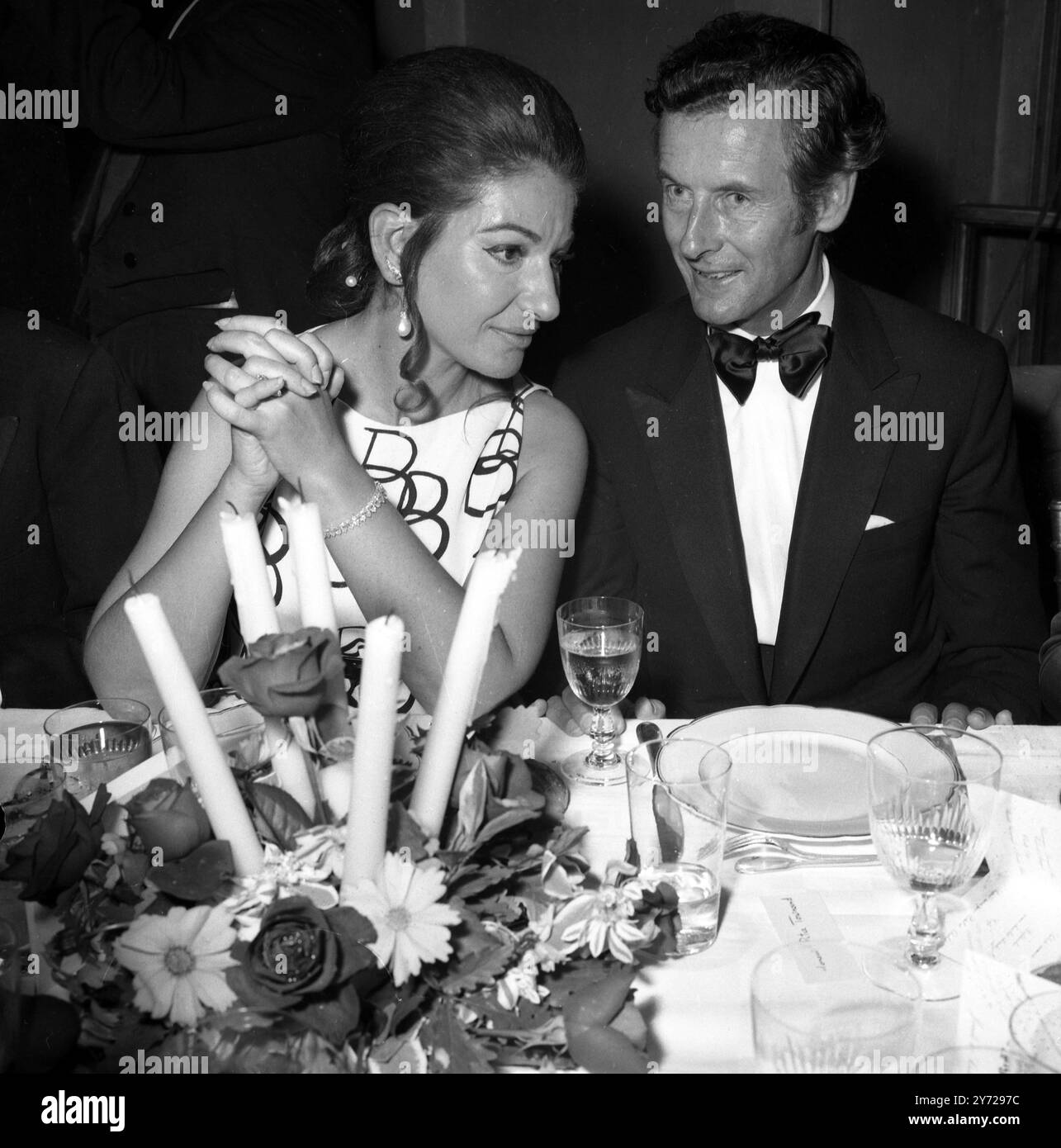 Tra le molte celebrità viste alla prima del film Battle of Britain a Parigi , vi furono Maria Callas ( a sinistra) la star operistica di fama mondiale , e Peter Townsend , un famoso pilota di asso nella Battaglia d' Inghilterra del 1940 che fu il primo pilota ad abbattere il primo aereo tedesco sull' Inghilterra . 22 settembre 1969 Foto Stock