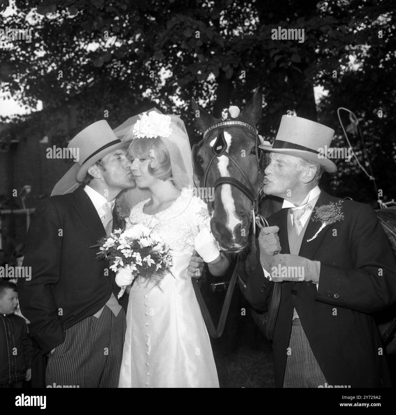 Wilfred Brambell e Harry H Corbett hanno ora iniziato a lavorare alla nuova serie di Steptoe and Son , la commedia televisiva della BBC che avrà inizio il mese prossimo . Qui in una scena dell' episodio 1 mentre è stato girato alla Chiesa di San Luca , Shepherds Bush , Londra sono Brambell nel ruolo di Albert Steptoe (a destra) ; Corbett nel ruolo di suo figlio Harold , Karol Hagar nel ruolo della sposa di Harold , e il fedele Ercole , che invece di disegnare il carro della spazzatura , disegna il coach della sposa nel primo episodio che raffigura il giorno del matrimonio di Harold . 2 settembre 1965 Foto Stock