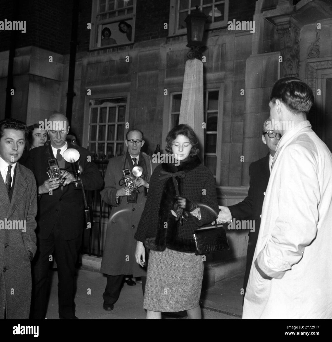 Lasciando la London Clinic dopo aver visitato il letto malato dell'attrice Elizabeth Taylor , è una sua cara amica per sette anni - la modella francese Bettina - che è arrivata da Parigi senza bagagli ed è stata portata da Rolls Royce al letto della signorina Taylor . 7 marzo 1961 Foto Stock