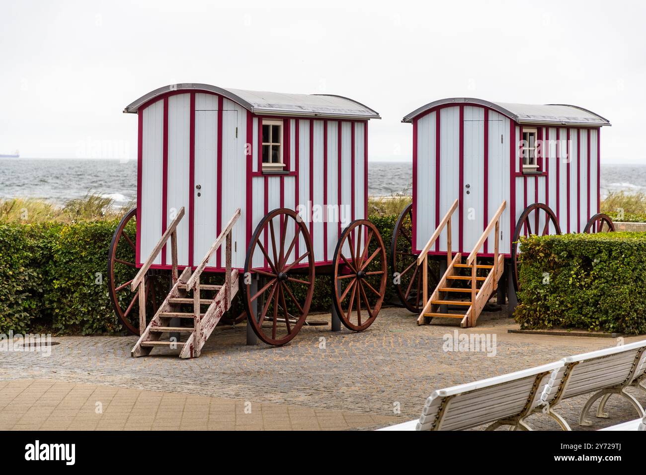I carri da bagno erano una parte importante della cultura balneare precoce su Usedom. A partire dalla metà del XIX secolo, venivano utilizzati sul Mar Baltico per permettere alle donne di entrare in acqua in modo discreto. Servivano come cabine mobili per il cambio, separate per sesso, che potevano essere portate in mare senza dover prima camminare sulla spiaggia. Kaiserbäder (Spas imperiali), Heringsdorf, Meclemburgo-Pomerania Anteriore, Germania. Foto Stock