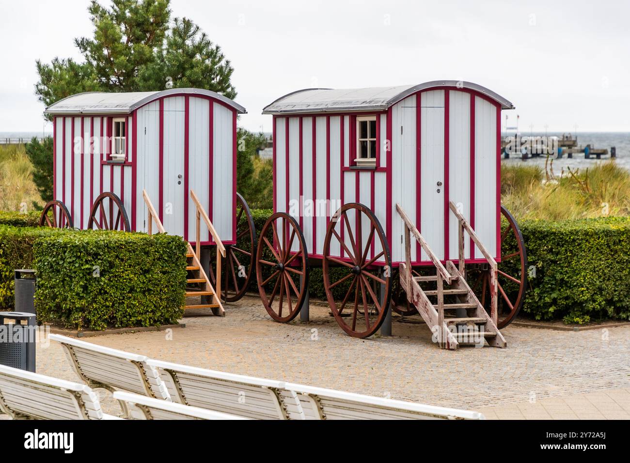 Due carri da bagno storici sono posizionati sulla passeggiata di Ahlbeck a Usedom. Servivano da spogliatoi e venivano trainati in acque più profonde da cavalli. I carri da bagno erano cabine mobili per cambiarsi, separate per sesso, che potevano essere portate in mare senza dover prima attraversare la spiaggia. Kaiserbäder (Bagni imperiali), Heringsdorf, Meclemburgo-Pomerania Anteriore, Germania. Foto Stock