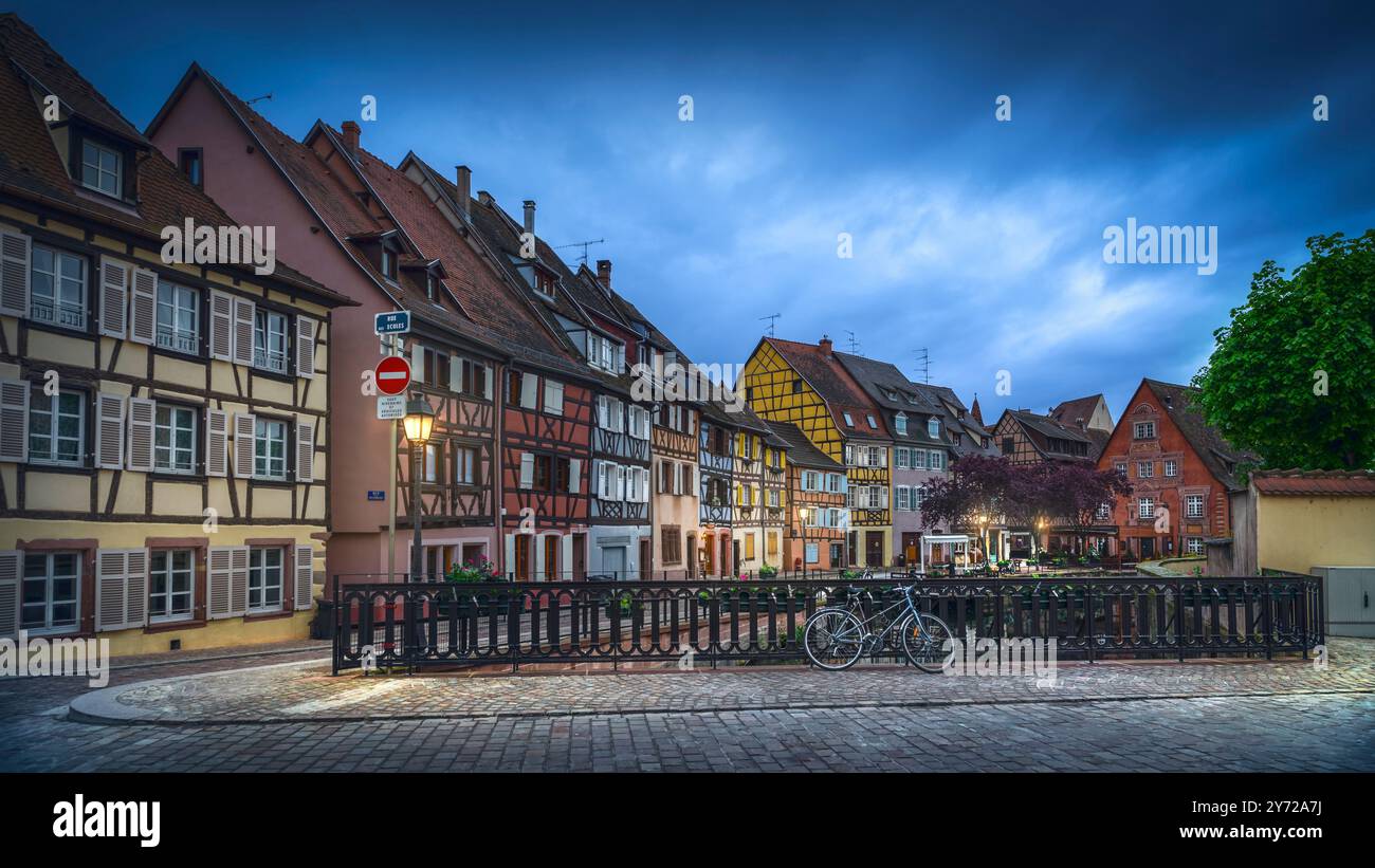Colmar, Petite Venise, tradizionali case in legno e una bicicletta nell'ora blu. Regione dell'Alsazia, Francia. Foto Stock