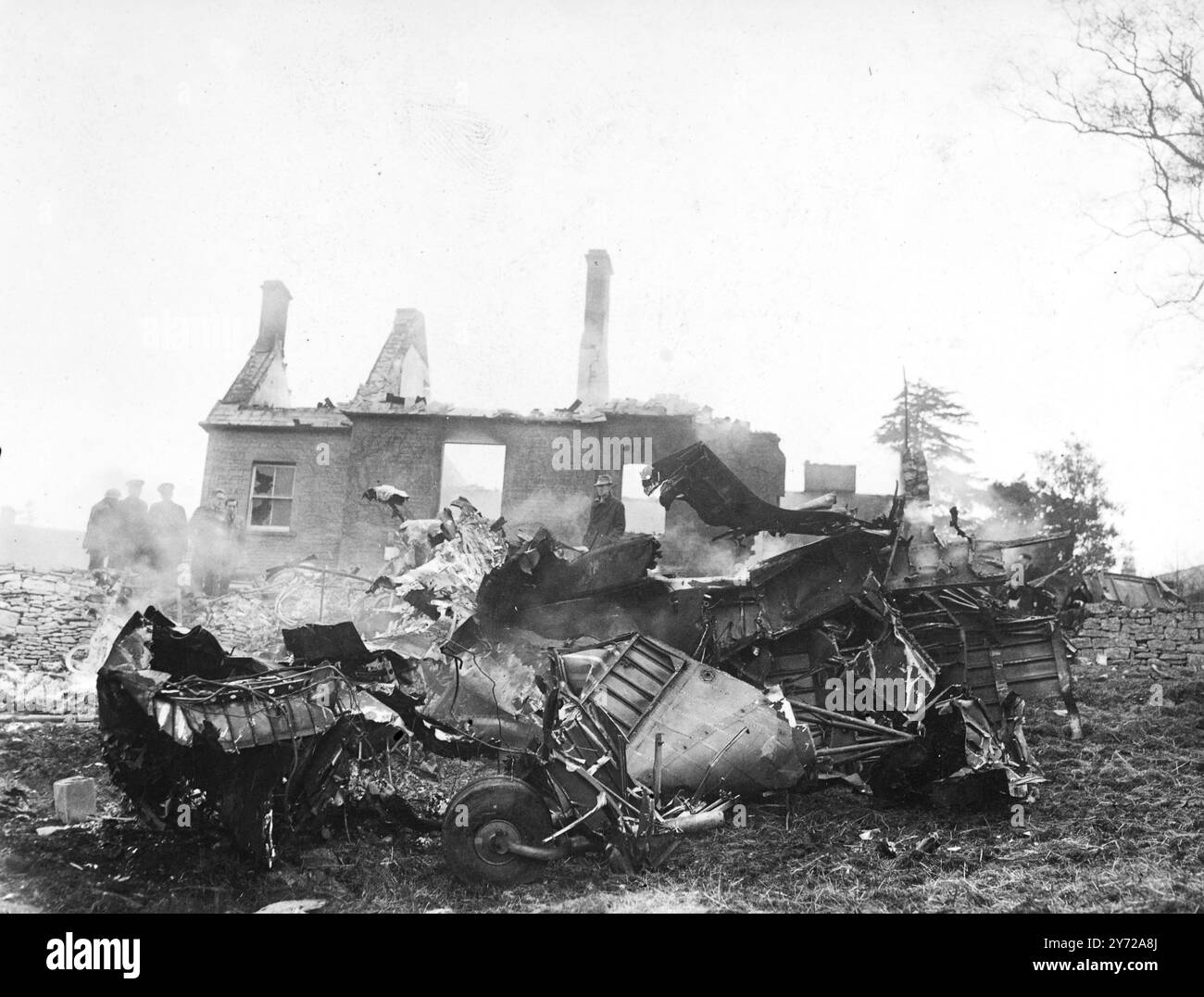 Un bombardiere Lancaster a 4 motori, che volava dalla direzione di Bisley, Gloucestershire, verso Bristol colpì un albero e si schiantò a Temple Woodhouse, Brownsville, che scoppiò in fiamme e si bruciò. 14 marzo 1946 Foto Stock