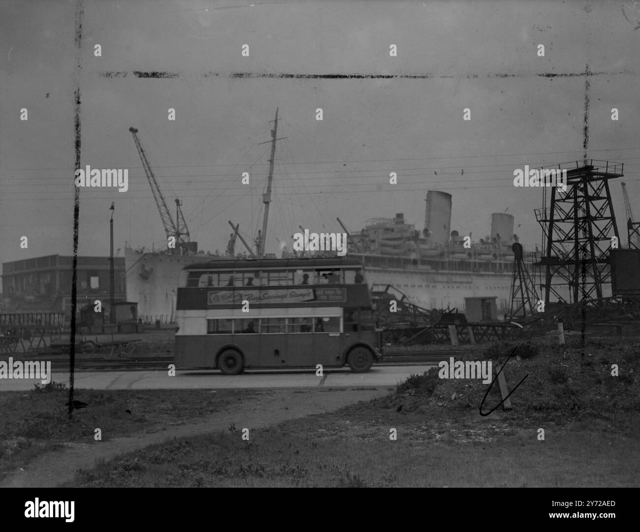 I passeggeri dell'autobus nei Docklands di Londra potranno ammirare da vicino le famose navi mentre passavano davanti al Royal Albert e al King George, il 5° porto. L'immagine mostra: Autobus 101 che passa davanti alla P&o liner 'mooltan' 10 marzo 1946 Foto Stock