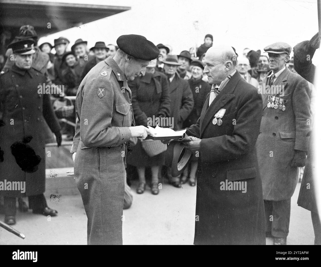 Libertà di Hastings conferita al feldmaresciallo. Visconte Montgomery di Alamein oggi. Quando il sindaco consigliere F.. W Chambers gli presentò un pezzo di targa con i nomi delle sue vittorie ornato con immagini in smalto delle navi da combattimento cinque porte, sormontate da una figura dorata di San Michele (santo patrono di Hastings) spettacoli di immagini; visconte Montgomery che riceve la libertà del Borough dal Maher, Cllr Chambers in una riunione speciale del consiglio comunale presso il padiglione di roccia bianca. 8 marzo 1946 Foto Stock