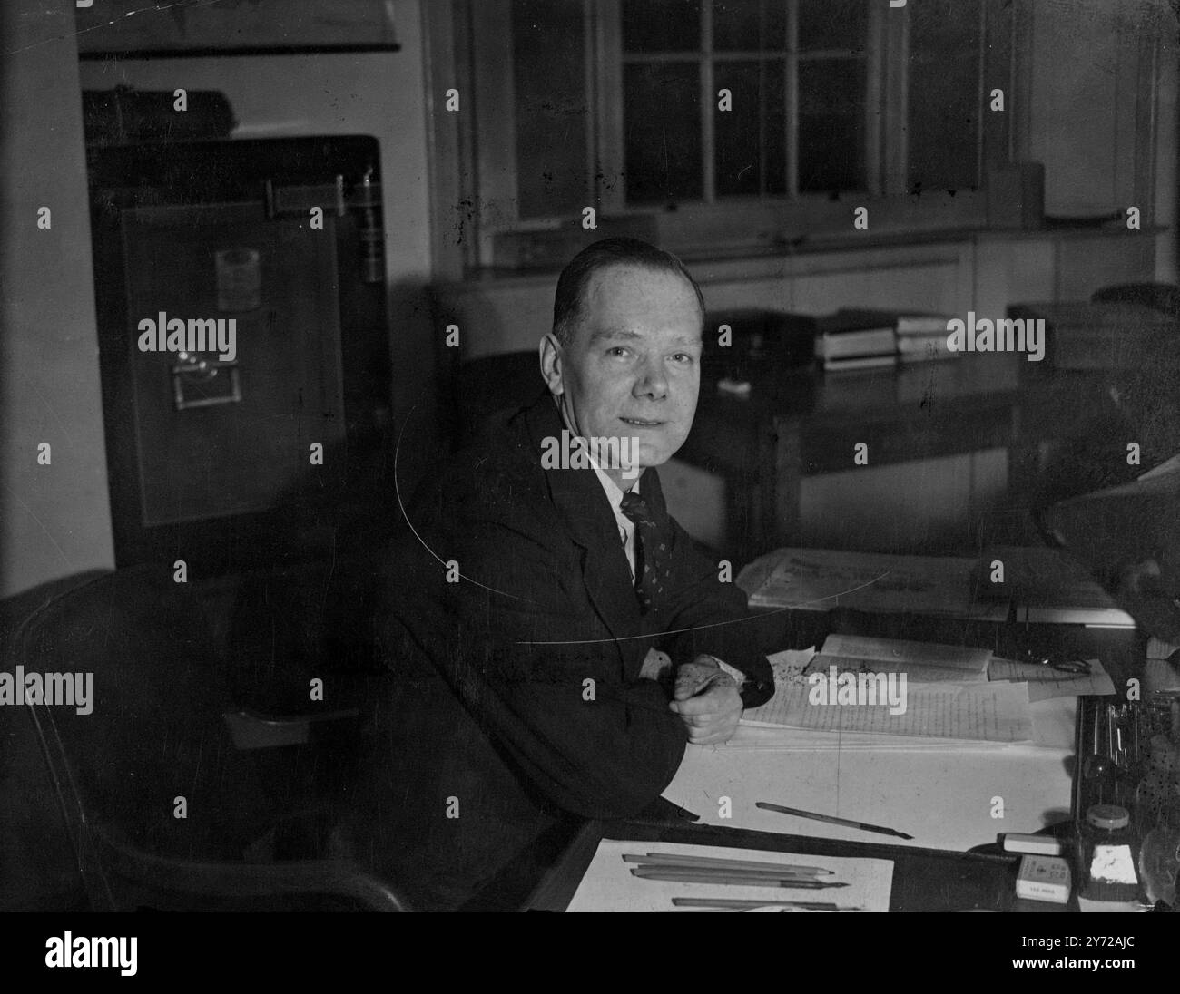 Una foto della biblioteca del marzo 1946 del comandante Leonard Burt, lo Spy-Catcher in tempo di guerra e un tempo capo della Scotland Yard Special Branch. Considerato dai suoi colleghi come "uno dei più grandi detective del secolo" che è morto a Londra all'età di 91 anni, è stato annunciato oggi. 6 settembre 1983 Foto Stock