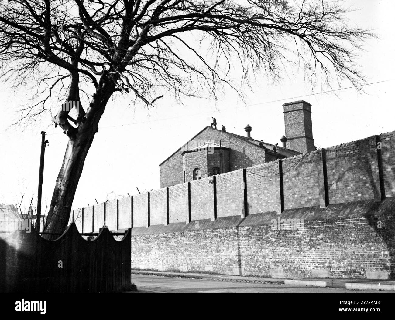Oggi i rivoltosi hanno dato fuoco al campo di detenzione militare, a Northallerton, Yorkshire. La rivolta si è svolta nello stesso blocco di edifici in cui un certo numero di prigionieri ha iniziato un ammutinamento due settimane fa, quando 16 prigionieri sono fuggiti. Le immagini mostrano: Rivoltosi sul tetto della prigione militare. Marzo 1946 Foto Stock