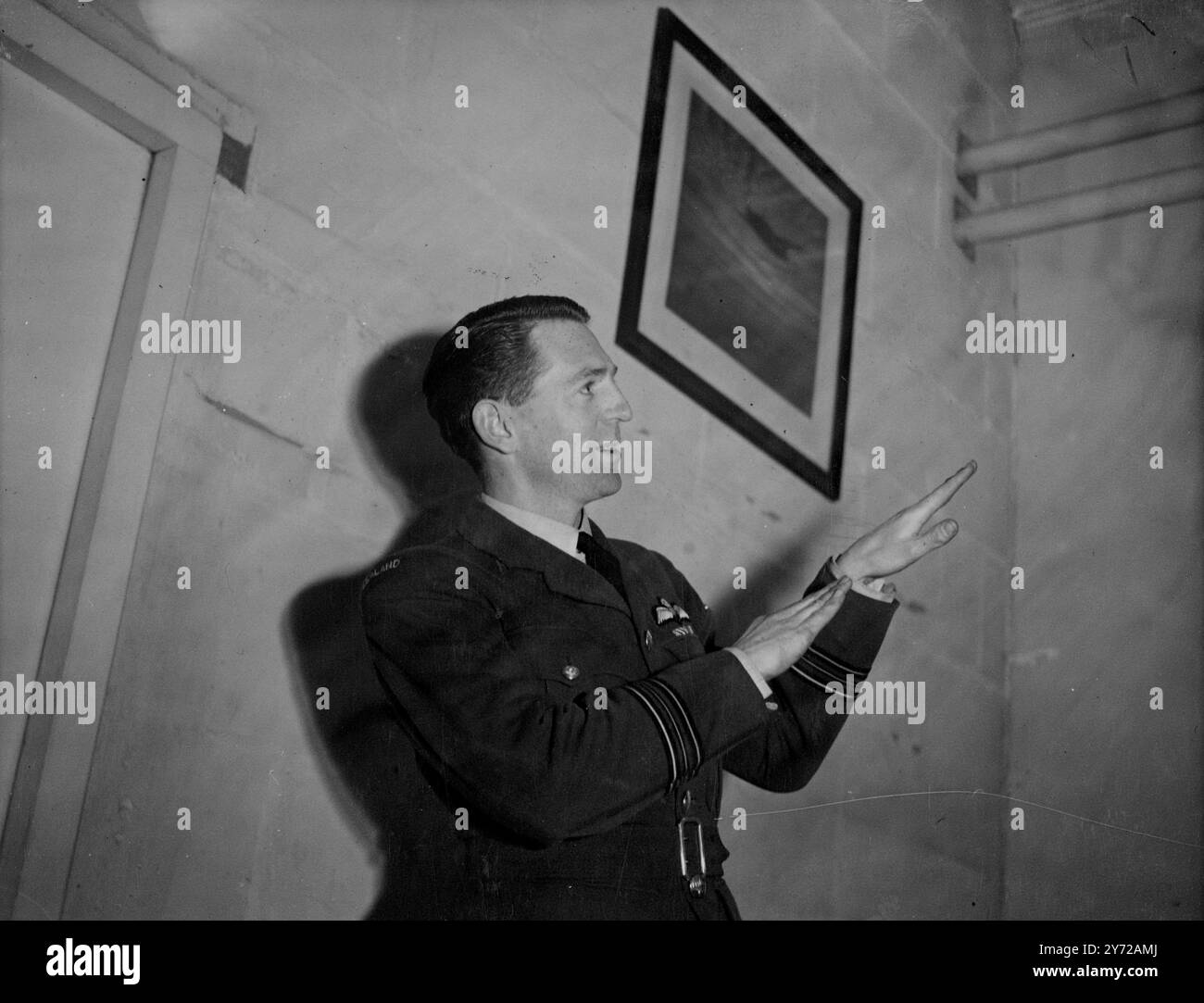 Prima di partire per un attacco diurno alla centrale di Amsterdam, pesantemente difesa nel maggio 1943, che era destinato a incoraggiare la resistenza olandese, il capo di squadra Leonard Henry Trent, D.F.C No487 squadrone R.N.Z.A.F. e bombardiere Comand disse al suo vice che stava superando l'obiettivo, qualunque cosa fosse successa. Il leader dello Squadrone trent descrive la sua avventura all'Air Ministry di Londra. Marzo 1946 Foto Stock