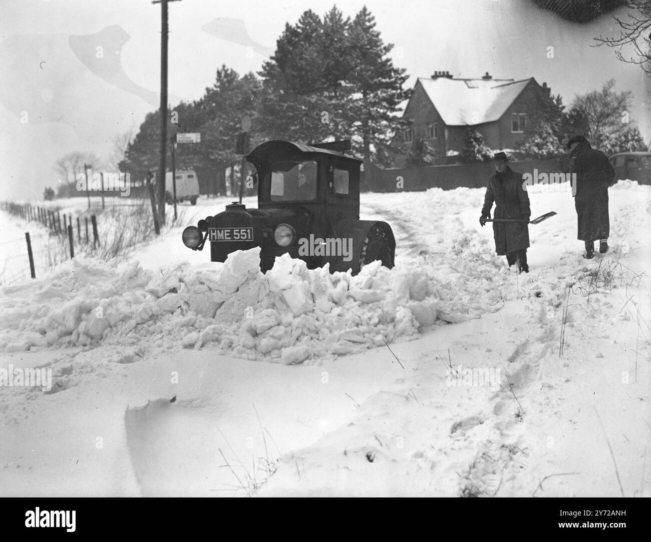 Le tempeste di neve si sono abbattute in Gran Bretagna questo fine settimana e il sud-est dell'Inghilterra è stato il più colpito. Molte strade nella zona del Surrey e del Kent erano impraticabili a causa della pesante caduta di neve. Immagini: Un aratro innevato si mette al lavoro sgombrando la strada Woldingham-Westerham, nel Surrey, che era impraticabile. 3 marzo 1946 Foto Stock