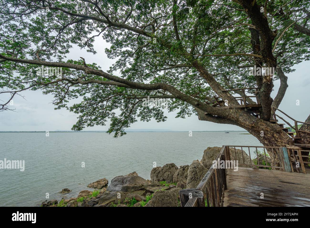 Il Capo Samran, situato nel Parco Phu Kao Phu Phan Kham a Nong Bua Lam Phu, Thailandia, è una splendida destinazione conosciuta per le sue viste panoramiche mozzafiato Foto Stock