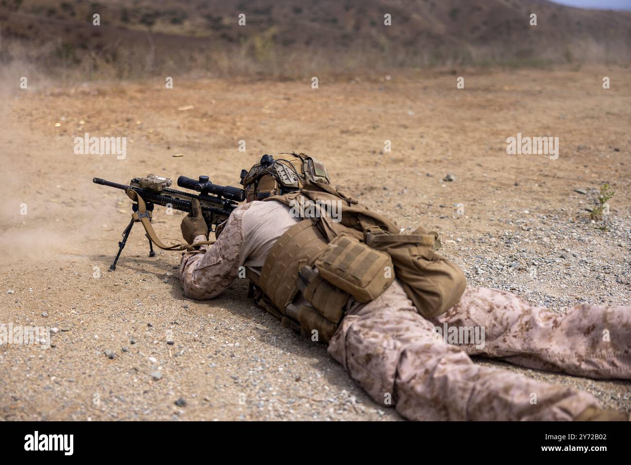 Un Marine degli Stati Uniti con il 1st Light Armored Reconnaissance Battalion, la 1st Marine Division, spara un fucile automatico di fanteria M27 durante un rehe a armi combinate Foto Stock