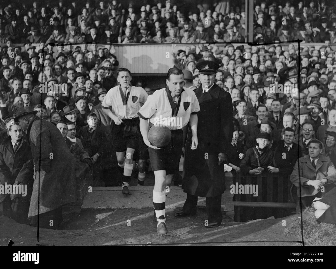 Tommy fa il suo debutto per Notts County. Tommy Lawton, l'attaccante centrale dell'Inghilterra, che all'inizio di questa settimana fu trasferito dal Chelsea al Notts County a un costo record che si dice sia superiore a £ 20.000, ha fatto il suo debutto come capitano della terza divisione Southern contro il Northampton oggi (sabato). C'era una capacità di "cancello" per vedere il gioco. Spettacoli fotografici, Tommy Lawton guida la sua nuova squadra a Northampton 2-1 e Northampton oggi. 15 novembre 1947 . Foto Stock