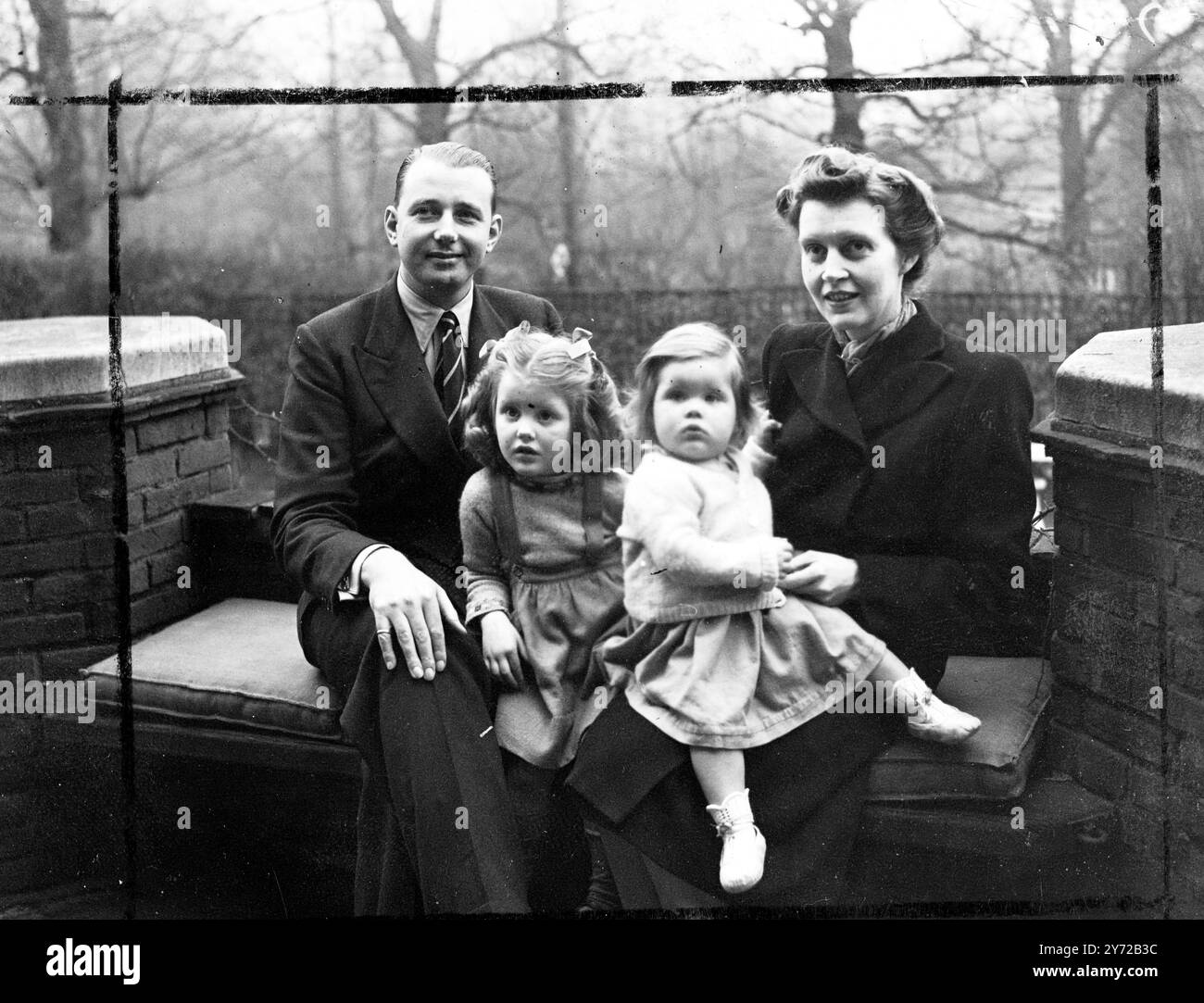 Una nuova serie di foto del nipote di Sir Charles Vyner Brooke, Rajah di Sarawak con la moglie e i figli scattate nella loro casa di Londra, 31 Prince Albert Road, NW8. Le immagini mostrano: Mr e Mrs Brooke con le loro due figlie Celia, di 15 mesi e Angela, di 4 anni in giardino. 21 febbraio 1946 Foto Stock
