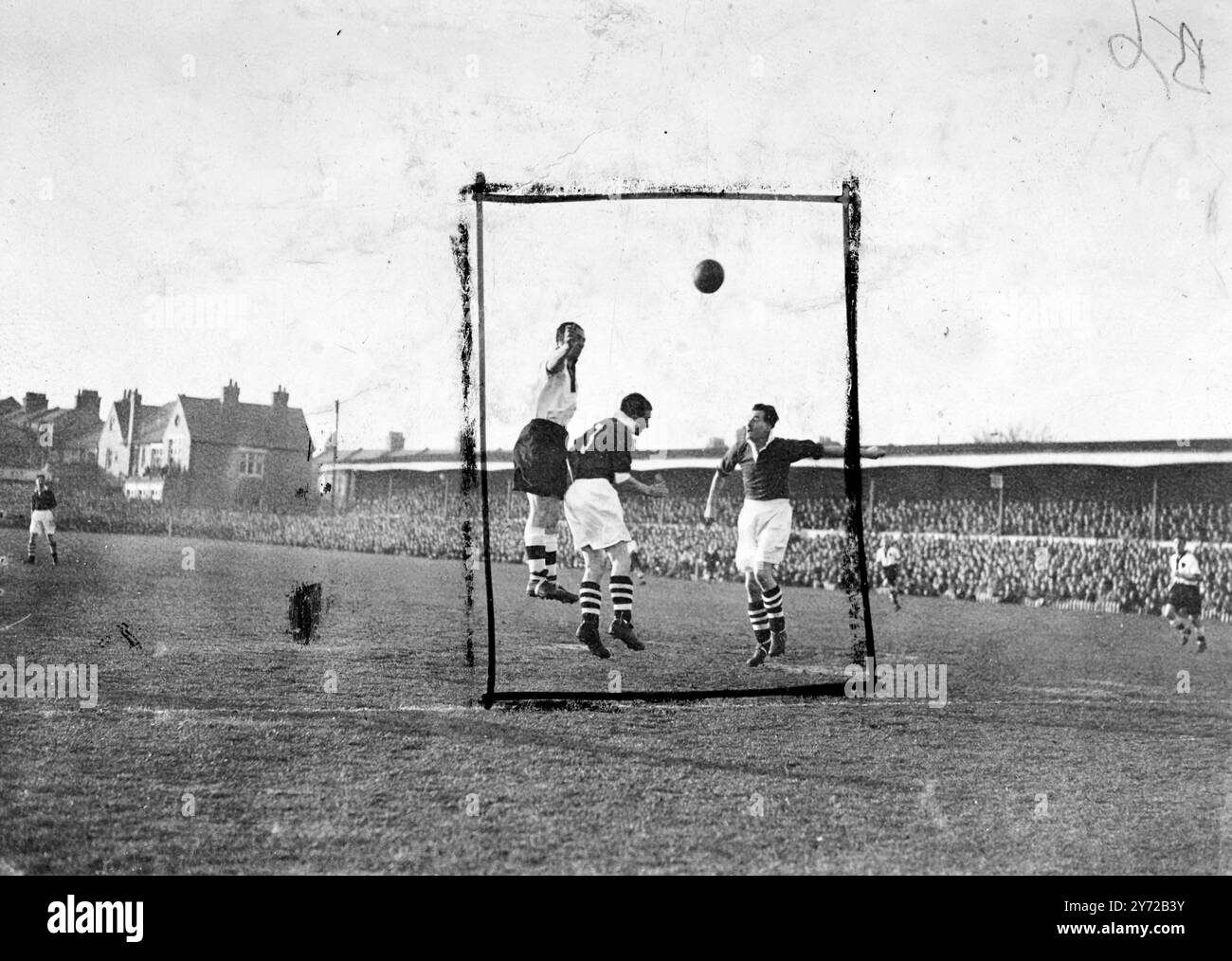 Tommy fa il suo debutto per Notts County. Tommy Lawton, l'attaccante centrale dell'Inghilterra, che all'inizio di questa settimana fu trasferito dal Chelsea al Notts County a un costo record che si dice sia superiore a £ 20.000, ha fatto il suo debutto come capitano della terza divisione Southern contro il Northampton oggi (sabato). C'era una capacità di "cancello" per vedere il gioco. Spettacoli fotografici, Tommy Lawton va in alto per segnare il primo gol della contea di Notts. 15 novembre 1947 . Foto Stock