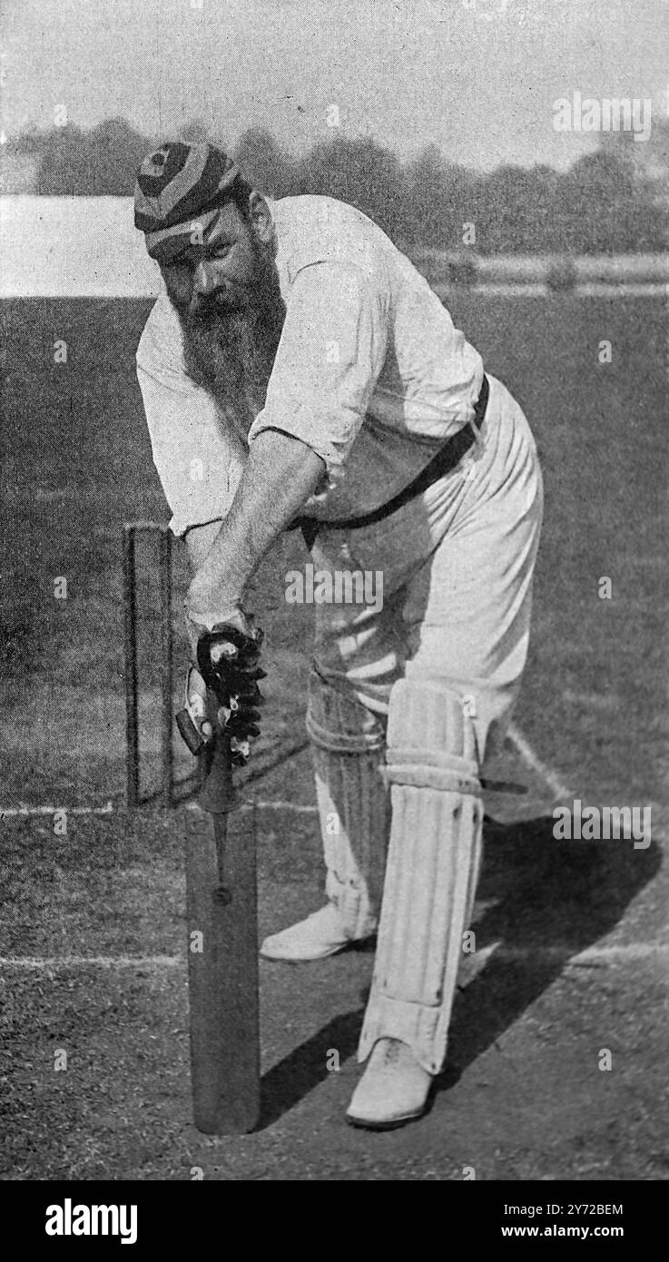 Foto sportiva d'archivio: Battuta: W. G. Grace che gioca un colpo difensivo in avanti (William Gilbert Grace che ha giocato per l'Inghilterra, la MCC, Gloucestershire e, più tardi, la contea di Londra). Questa fotografia proviene da una serie di stampe fotografiche di giocatori di cricket dell'epoca vittoriana. Sono stati pubblicati nel 1897. Molti appaiono in posa, allo scopo di istruire. Foto Stock