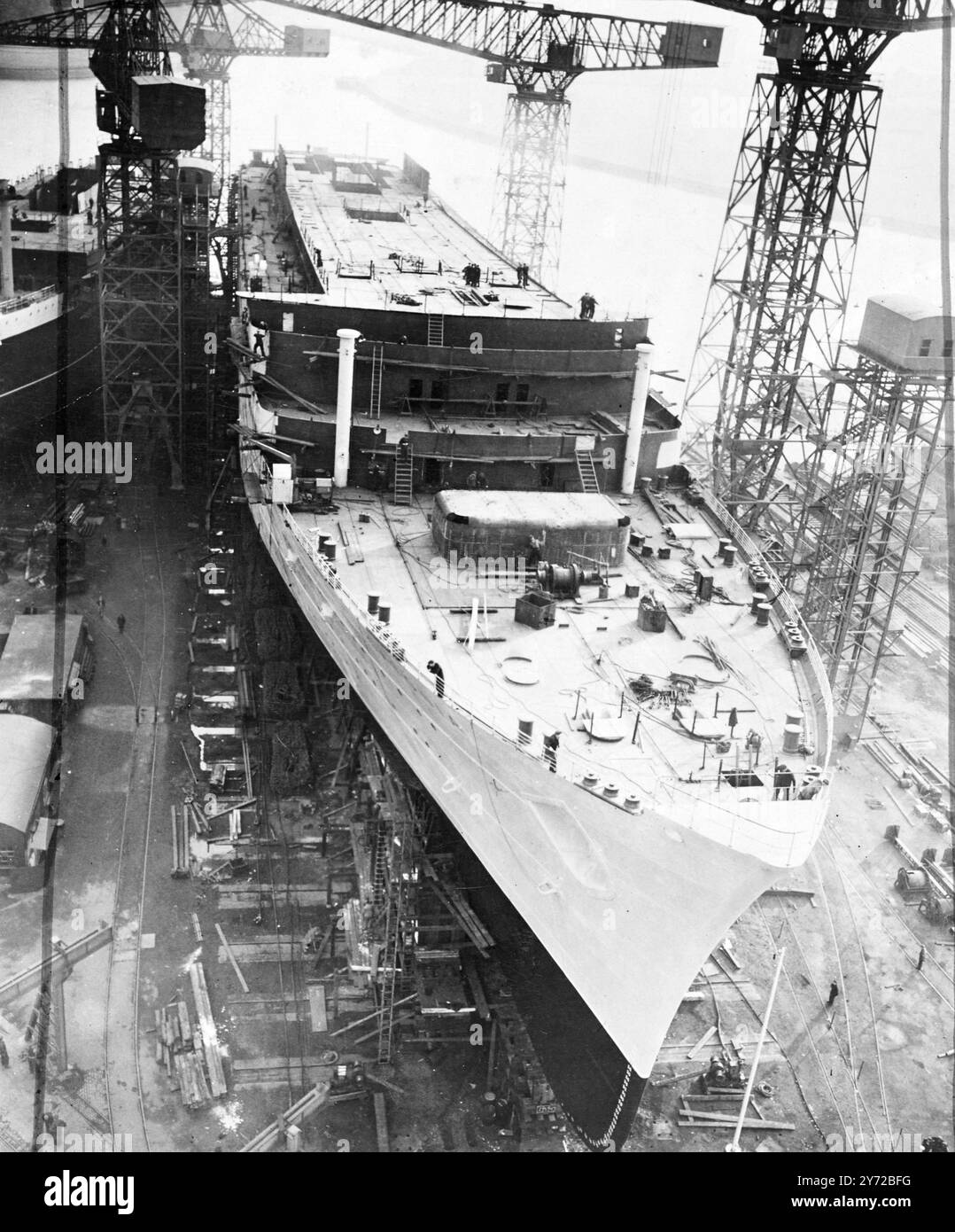 Per essere lanciato dalla principessa Elizabeth. Gli arrangiamenti finali per il lancio della Cunard White Star Caronia, la più grande nave costruita dopo la guerra, sono quasi completi nel famoso cantiere di Clydebank di John Browns. Giovedì prossimo sua altezza reale la principessa Elisabetta invierà la grande nave, con una linea elegante e di 34.000 tonnellate di dislocamento, lungo gli scali per avere il primo assaggio dell'acqua. Catene da traino utilizzate per il lancio delle sorelle giganti della Caronia, la "Regina Elisabetta" e la "Regina Maria", o tornate ad essere utilizzate per quest'ultima recluta al servizio passeggeri del Nord Atlantico. Pho Foto Stock
