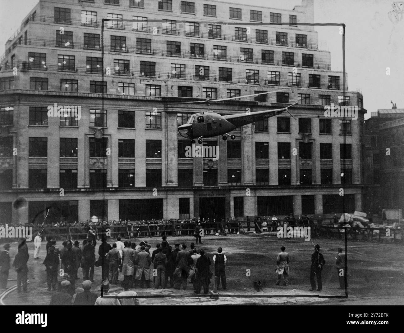 L'elicottero atterra in città. Un passeggero è stato portato in elicottero nel cuore della città questa mattina presto. E' atterrato su un elicottero Bell Irving. In una dimostrazione organizzata dalla British Aviation Insurance Company per dimostrare che un aereo può far atterrare letteralmente un uomo d'affari sulla soglia del loro ufficio. Spettacoli fotografici, l'elicottero atterra di fronte all'ufficio delle compagnie di assicurazione dell'aviazione britannica a Lime Street, in città, questa mattina. L'aereo era pilotato dal signor Jimmy Youell e il passeggero era il capitano A G Lamplugh. 28 ottobre 1947 Foto Stock