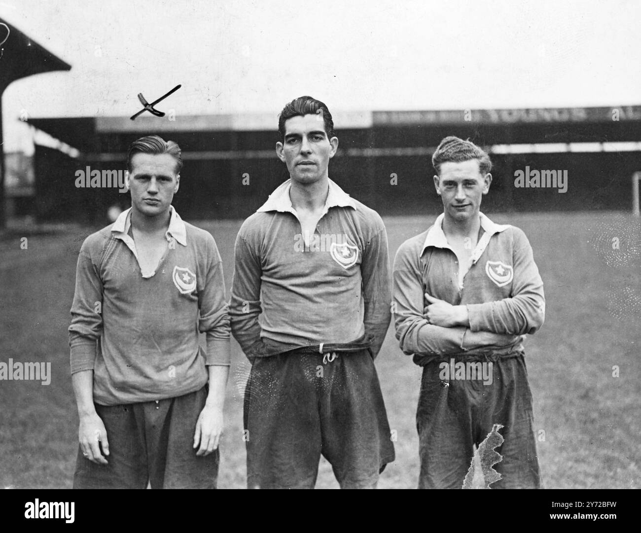 Len Phillips vince il suo primo incontro internazionale. Un ritratto di Len Phillips (a sinistra), la squadra di calcio di Portsmouth all'interno della sinistra, che farà parte della squadra inglese per incontrare l'Irlanda a Villa Park, Birmingham, mercoledì. Questa è la prima partita internazionale completa di Phillips. Era nella squadra del campionato di calcio che ha battuto in modo convincente la Scottish League mercoledì scorso. In quell'incontro, mostrò una forma brillante nella prima mezz'ora. 5 novembre 1947. Foto Stock