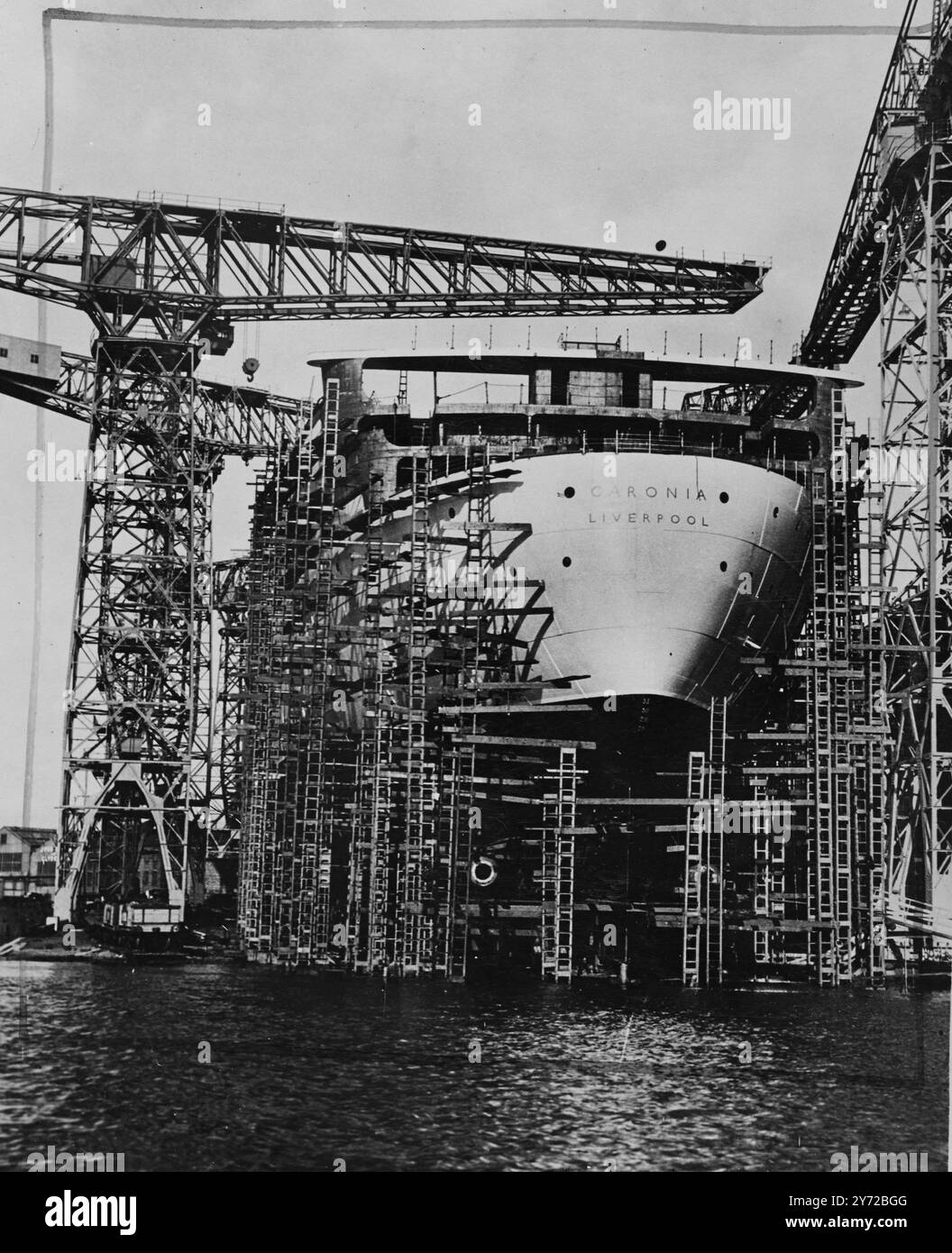 Per essere lanciato dalla principessa Elizabeth. La nave più grande costruita al mondo attualmente, la Caronia, e la più grande nave mercantile a lasciare le scorte di Clydebank da quando la "Queen Elizabeth" sarà varata da sua altezza reale la Principessa Elisabetta il 30 ottobre. Le catene di trascinamento utilizzate per il lancio di quelle grandi navi "Queen Mary" e "Queen Elizabeth" saranno di nuovo in servizio quando questa nuova nave Cunard White Star da 34.000 tonnellate scenderà dallo scalo al cortile di John Brown. Fotografie, una recensione Stern del nuovo transatlantico Caronia nelle scorte del cantiere John Brown, Clydebank. 22 ottobre 1947. Foto Stock