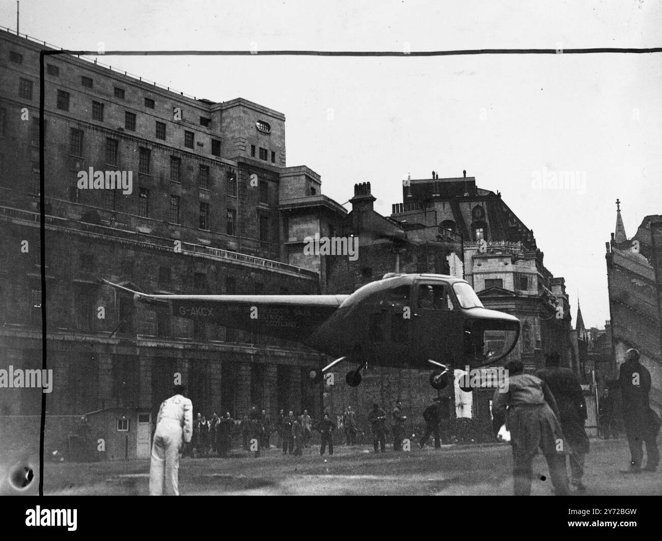 L'elicottero atterra in città. Un passeggero è stato portato in elicottero nel cuore della città questa mattina presto. E' atterrato su un elicottero Bell Irving. In una dimostrazione organizzata dalla British Aviation Insurance Company per dimostrare che un aereo può far atterrare letteralmente un uomo d'affari sulla soglia del loro ufficio. Spettacoli fotografici, l'elicottero atterra di fronte all'ufficio delle compagnie di assicurazione dell'aviazione britannica a Lime Street, in città, questa mattina. L'aereo era pilotato dal signor Jimmy Youell e il passeggero era il capitano A G Lamplugh. 28 ottobre 1947 Foto Stock