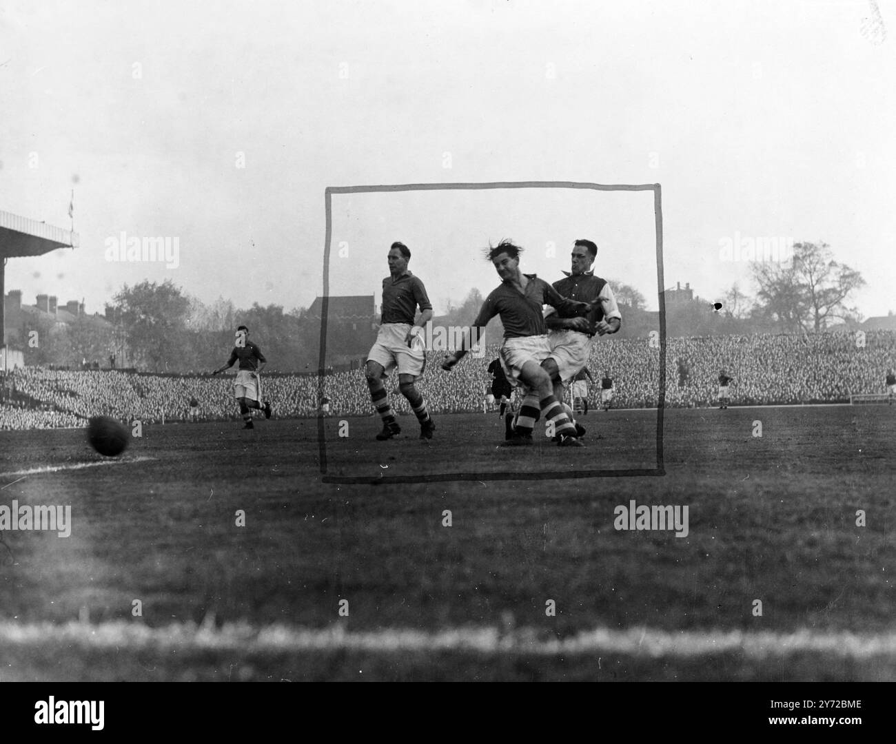 Arsenale contro Everton. La squadra dell'Arsenal, imbattuta e top della lega, era in casa all'Everton all'Highbury Stadium questo pomeriggio (sabato). L'immagine mostra, Ian McPherson (n 11) l'Arsenale, fuori sinistra, in un tussle con John Humphreys (n 5) . La metà centro Everton, durante la partita di questo pomeriggio a Highbury. 25 ottobre 1947 Foto Stock Arsenale contro Everton. La squadra dell'Arsenal, imbattuta e top della lega, era in casa all'Everton all'Highbury Stadium questo pomeriggio (sabato). L'immagine mostra, Ian McPherson (n 11) l'Arsenale, fuori sinistra, in un tussle con John Humphreys (n 5) . La metà centro Everton, durante la partita di questo pomeriggio a Highbury. 25 ottobre 1947 Foto Stock