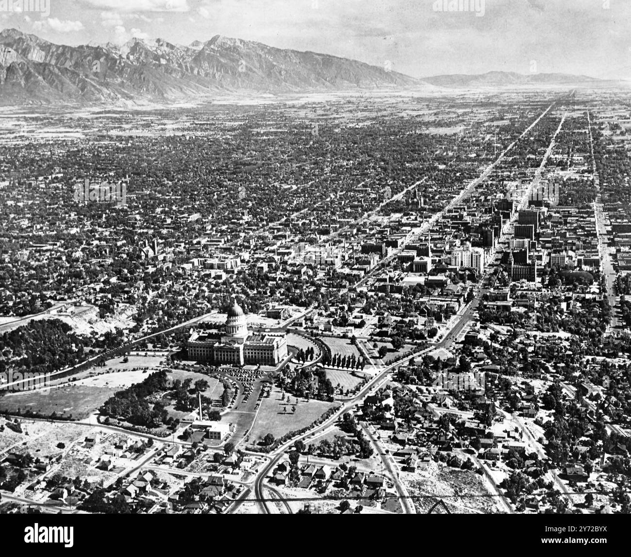 77 anni, George Albert Smith è un discendente dell'originale Joseph Smith, al quale un angelo di nome Moroni ha rivelato i segreti di un nuovo Vangelo 120 anni fa. Il presidente della Chiesa mormone, George Albert Smith ha il potere ufficiale di trasmettere rivelazioni divine inoltre dirige la chiesa la cui proprietà include una raffineria di zucchero, una compagnia di assicurazioni, migliaia di acri di immobili, e un interesse importante per la Union Pacific Railroad. Odia liquore, tabacco, tè e caffè. 10 ottobre 1947 Foto Stock