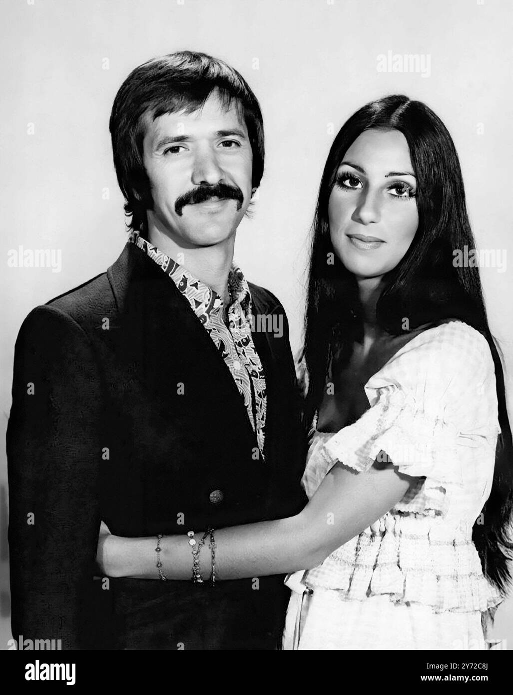 Sonny e Cher. Ritratto del duo pop americano Sonny Bono e Cherilyn Sarkisian (Cher), foto pubblicitaria, 1971 Foto Stock