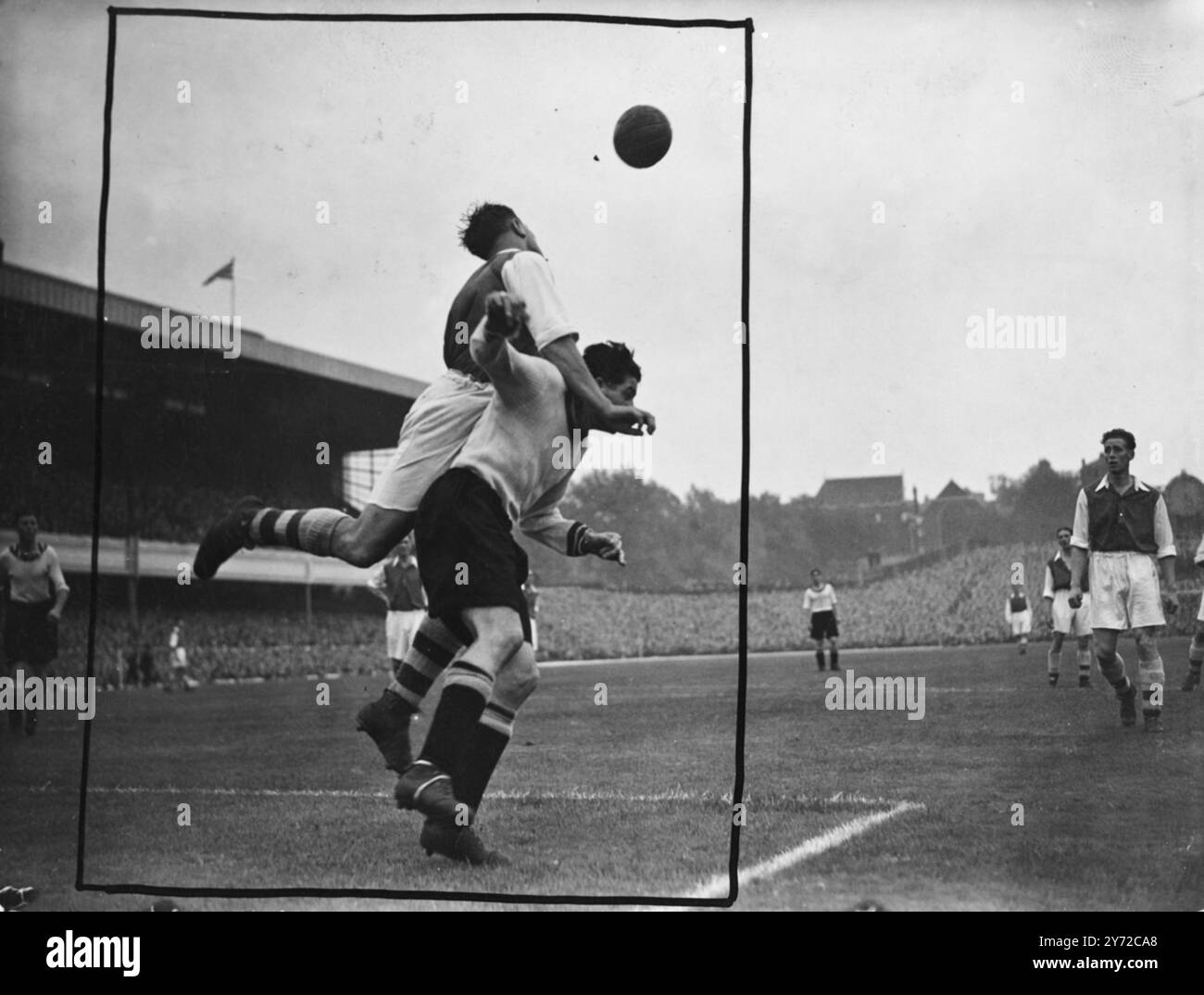 Arsenal in cima alla Division One e finora imbattuto, era in casa per Aston Villa ad Highbury questo pomeriggio. Immagini: Leslie Compton, Arsenal center - metà, supera Ford, il centro della Villa - in avanti, per dirigersi verso la palla durante la partita pomeridiana a Highbury. 11 ottobre 1947 Foto Stock Arsenal in cima alla Division One e finora imbattuto, era in casa per Aston Villa ad Highbury questo pomeriggio. Immagini: Leslie Compton, Arsenal center - metà, supera Ford, il centro della Villa - in avanti, per dirigersi verso la palla durante la partita pomeridiana a Highbury. 11 ottobre 1947 Foto Stock