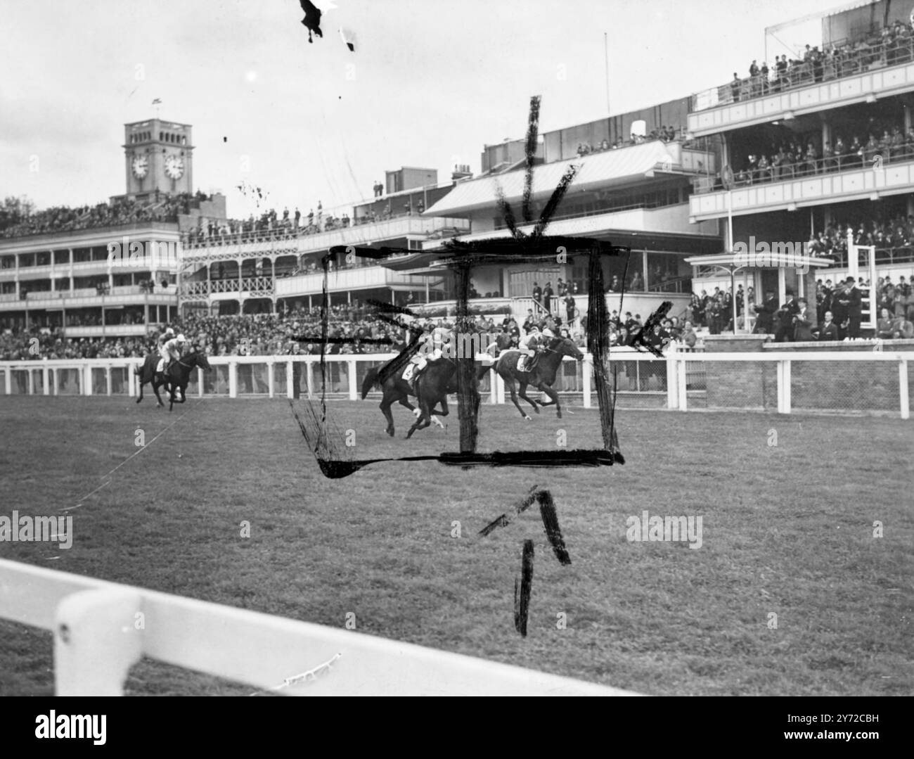 colt Djelal di Mons M. Boussac, guidato da C.. Elliott, uno degli importanti Diadem Stakes ad Ascot questo pomeriggio dall'Happy Knight di Sir W. Cooke, con un altro concorrente francese, il Clarion III di Mr R. Strassburger, terzo. L'immagine mostra: Djelal (n. 4) vincitore delle Diadem Stakes. 10 ottobre 1947 Foto Stock
