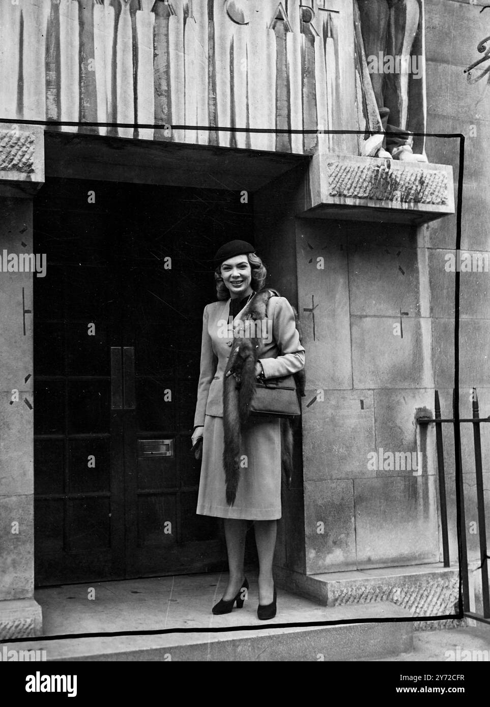 La signorina Dolores Gray, star del musical americano "Annie Get Your Gun", ora in esecuzione a Londra, ha deciso di voler diventare un'attrice eterosessuale. Per questo motivo, si è iscritta come studentessa alla Royal Academy of Dramatic Arts e ha iniziato a lavorare lì oggi. Anche se Miss Gray si è dimostrata una star musicale di successo, ha dichiarato che spera alla fine di agire in parti serie. 2 ottobre 1947 Foto Stock