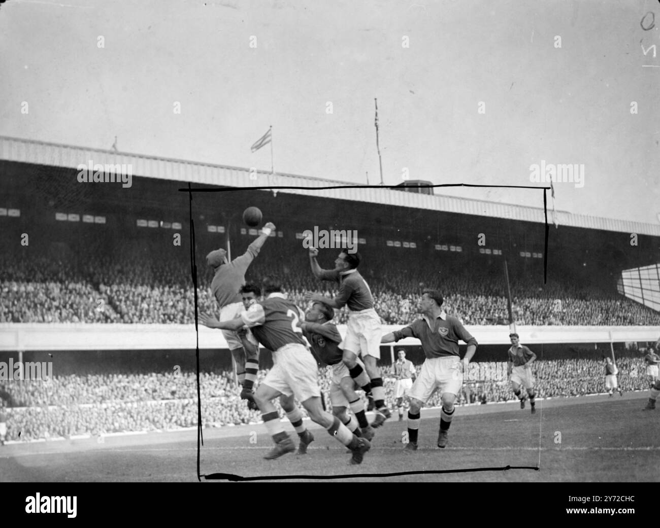 Il top della lega londinese dell'Arsenal giocava in casa contro il Portsmouth e l'Arsenal Stadium, Highbury, questo pomeriggio. Le immagini mostrano: Swindin, portiere dell'Arsenal, pugni liberi da Parker, Portsmouth fuori sinistra, e altri attaccanti di Portsmouth davanti alla porta dell'Arsenal ad Highbury questo pomeriggio. 4 ottobre 1947 Foto Stock