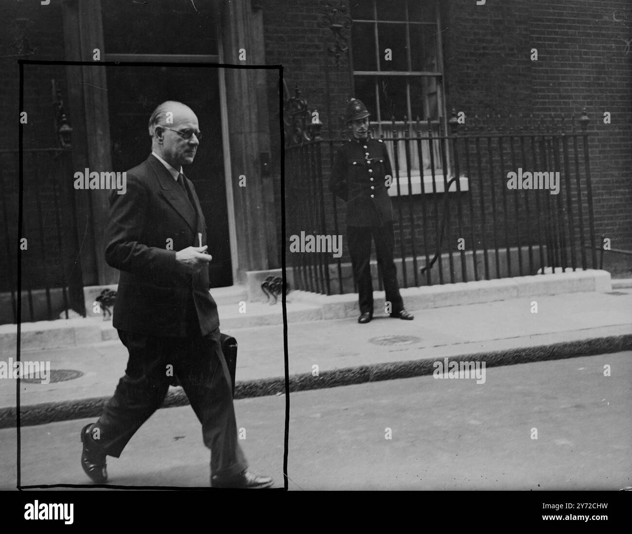 I capi di tre servizi, Sir John Cunningham, First Sea Lord, Feldmaresciallo visconte Montgomery - Capo di Stato maggiore imperiale, e Marshal della Royal Air Force Lord Tedder, chiamarono per confermare che il Gabinetto si riunì oggi al 10 di Downing Street. L'immagine mostra: Ministro del lavoro e del servizio nazionale, la RT. L'onorevole G. A. Isaacs, nella foto ha lasciato 10 Downing Street dopo aver partecipato alla riunione del Gabinetto di oggi. 2 ottobre 1947 Foto Stock