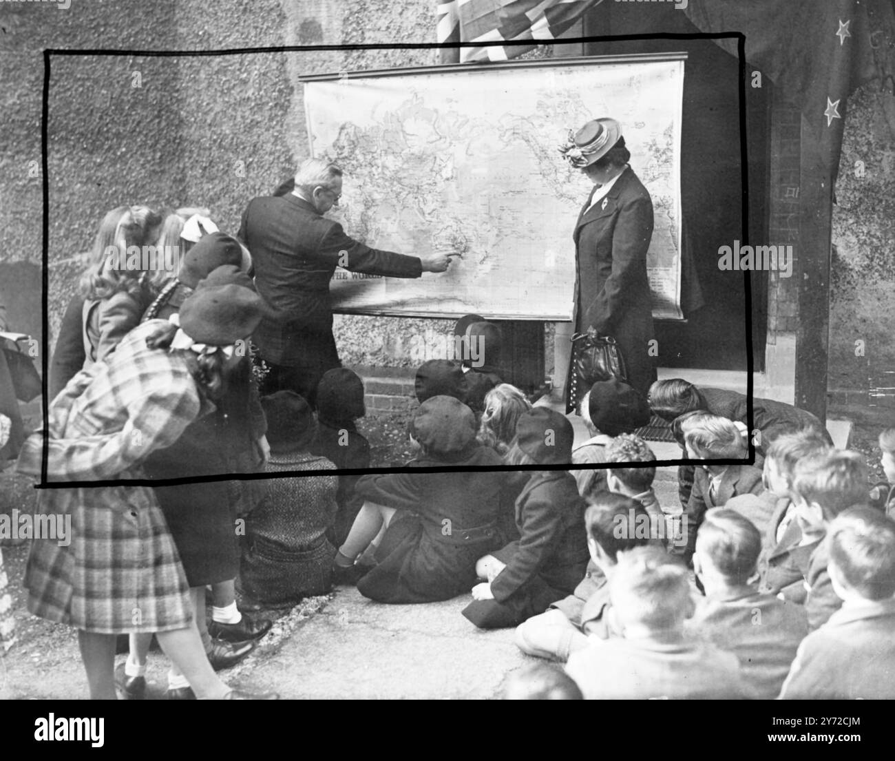 In partenza per l'Australia sulla SS Ormonde, la prima nave di linea - troopship ad essere riservata esclusivamente all'Australia - migranti diretti, traffico, sono 40 ragazzi e ragazze del Dr Barnardo's Garden City, Woodford Bridge, Essex. La festa di 20 ragazzi e 20 ragazze è la prima a lasciare l'Inghilterra per una nuova vita. "Sotto" da prima della guerra. I ragazzi andranno in una scuola di agricoltura nel New South Wales, le ragazze in una casa di addestramento di servizio domestico vicino a Sydney. Se si desidera lavorare in altri settori, sarà offerta opportunità. Le immagini mostrano: Norman Mighell, CBE, vice alto Commissario per l'Australia, e Foto Stock