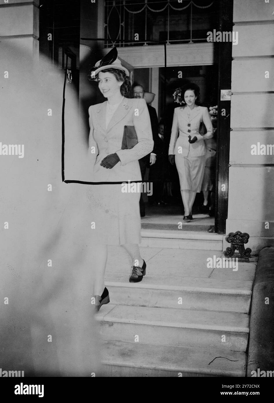 Sua altezza reale la Principessa Elisabetta dopo essere arrivata da Balmoral oggi, in seguito visitò il British Colour Council, Portman - Square, per scegliere i regali di nozze per il suo prossimo matrimonio con il tenente Philip Mountbatten. Immagini: Primo piano di sua altezza reale la Principessa Elisabetta, con indosso un attraente cappello ad ala, visto lasciare il British Colour Council questo pomeriggio, dopo aver scelto i regali di nozze. 29 settembre 1947 Foto Stock Sua altezza reale la Principessa Elisabetta dopo essere arrivata da Balmoral oggi, in seguito visitò il British Colour Council, Portman - Square, per scegliere i regali di nozze per il suo prossimo matrimonio con il tenente Philip Mountbatten. Immagini: Primo piano di sua altezza reale la Principessa Elisabetta, con indosso un attraente cappello ad ala, visto lasciare il British Colour Council questo pomeriggio, dopo aver scelto i regali di nozze. 29 settembre 1947 Foto Stock