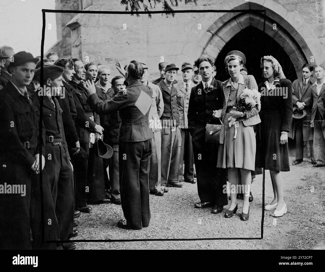 Il privato Werner Vetter, ventiduenne prigioniero di guerra tedesco, si sposò nella chiesa del villaggio di Hampton Lovett, Worc., con la signorina Olive Reynolds, ventiduenne lavanderia di Chingford, Essex. Vetter ha incontrato la sua sposa mentre lavorava nei campi dell'Essex, è apparso davanti a un tribunale militare ed è stato condannato a un anno di reclusione dopo che la bambina Janet è nata cinque mesi fa. Ma dopo aver scontato solo poche settimane della sua detenzione, il resto fu rimesso. Durante la cerimonia di matrimonio, un coro tedesco cantò "onora Dio in natura". La luna di miele della coppia terminera' alle 22 di stasera, quando Vetter non l'ha fatto Foto Stock