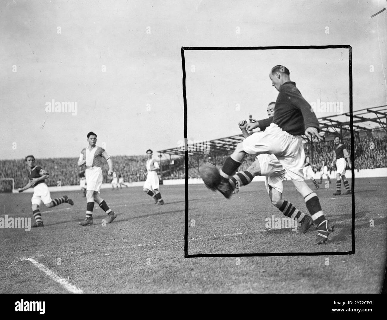 Il West Ham era a casa di Coventry City a Upton Park questo pomeriggio. Le immagini mostrano: Wood, portiere del Coventry, e Woodgate, West Ham's Outside Right, tussle per la palla durante la partita di questo pomeriggio all'Upton Park. 27 settembre 1947 Foto Stock