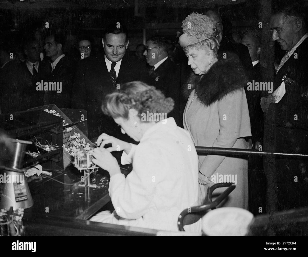 Sua Maestà la Regina Mary e' stata ospite stamattina alla prima mostra radiofonica del dopoguerra che aprira' domani ad Olympia. Ha visto gli ultimi sviluppi della radio britannica. Sia l'acquirente domestico che il commercio di esportazioni importantissimo. Sono inoltre dimostrati i segreti della radio in tempo di guerra, tra cui la visione notturna da parte degli infrarossi e il radiocontrollo degli apparecchi di segnalazione. La televisione è ben documentata; 39 modelli in mostra. La tendenza principale del design e degli apparecchi radio è verso modelli in miniatura, incorporando i piccoli componenti che erano anche uno sviluppo bellico. Si prevede che le esportazioni radio, stimate a 8 milioni l'anno scorso, saranno su Foto Stock