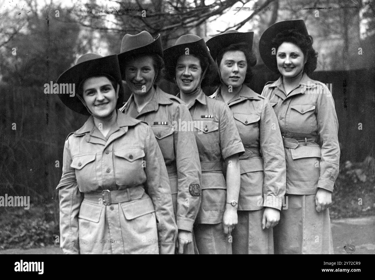 Un grande gruppo di ragazze della N.A.A.F.I sarà presto al lavoro a Singapore per la prima volta nella storia di Naafi in Estremo Oriente. Sono membri dell'E.F.I (Expeditionary Forces Institutes) che si sono guadagnati il soprannome di "mensa comandos". sui vari fronti di guerra. - - - - Spettacoli fotografici: Alcune delle ragazze ad una parata a Londra quando hanno ricevuto uniformi tropicali. - Da sinistra a destra:- Sgt J.M. Frant, C.S.M G. H Watson, Sgt E.G.McNaught, Pte C Streatton e Cpl R.. D Macmaster. - 12 febbraio 1946 Foto Stock