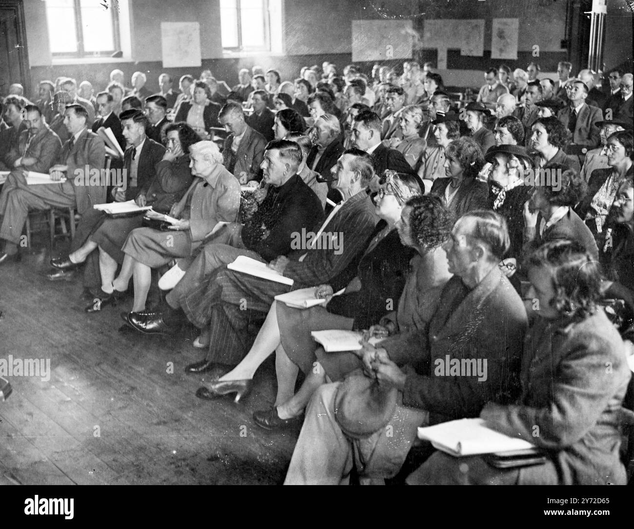 DP in Canada a Londra. Un gruppo di oltre 50 sfollati provenienti dalla Germania e dall'Austria è arrivato a Londra per una nuova vita in Canada. Tutti hanno parenti in Canada che garantiscono per loro, e se ne vanno domani nell'Aquitania. Spettacoli fotografici, Una stanza piena di un gruppo di sfollati in attesa di essere processati prima del loro viaggio verso una nuova vita in Canada. 12 settembre 1947 Foto Stock
