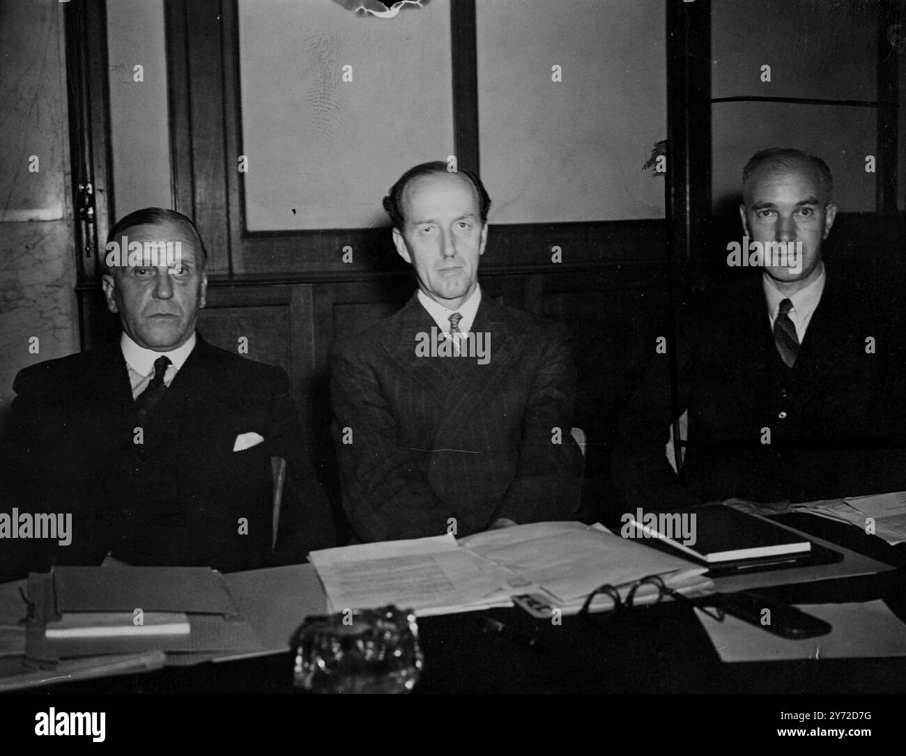 La neonata British Electricity Authority, sotto la presidenza di RT. Lord Citrine, K.B.E., ha tenuto oggi il suo primo incontro al Ministero del combustibile e dell'energia. Il Ministro del combustibile e del potere, la RT. Sì. Emanuel Shinwell, M.P., era presente. L'immagine mostra da sinistra a destra: Sir Johnston Wright - non un membro ma un membro del Comitato organizzativo per l'acquisizione dell'industria in attesa della costituzione dell'Autorità, Mr H.J. Randall, F.C.I.I.S., C.I.E.E., e Mr J. Eccles. B.Sc., M.Inst., C.E., M.I.E.E., M.I.Mech.E. nella foto della riunione di oggi. 11 settembre 1947 Foto Stock