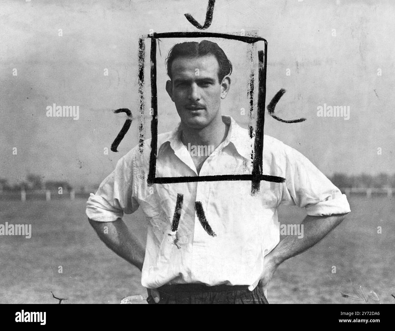 Un nuovo ritratto del Middlesbrough e del calciatore inglese George Hardwick, che è stato scelto per giocare per la squadra inglese contro il Celtic a Bruxelles. 19 settembre 1947 Foto Stock Un nuovo ritratto del Middlesbrough e del calciatore inglese George Hardwick, che è stato scelto per giocare per la squadra inglese contro il Celtic a Bruxelles. 19 settembre 1947 Foto Stock