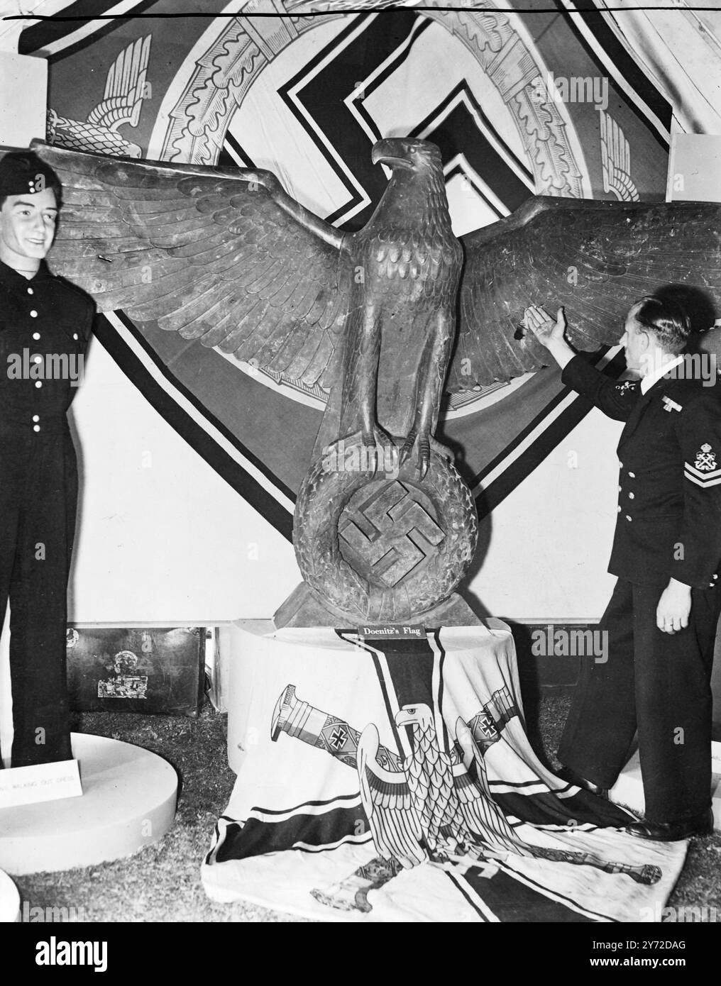 Il War Office tenne una mostra presso l'Army School of Education di Eltham Palace, mostrando come gli ausili per l'insegnamento sono stati ideati per l'uso nei programmi educativi dell'esercito nei periodi pre-rilascio e post-bellici. Sono state date dimostrazioni che mostravano il funzionamento di unità come il servizio di giornali dell'esercito, le trasmissioni educative delle forze e il servizio fotografico dell'esercito. Una sezione dedicata alla "Germania sotto controllo” e prestata dall'ufficio degli esteri ha mostrato in modo abbastanza significativo - in concomitanza con l'anniversario della battaglia di Gran Bretagna di questa settimana - alcune bandiere, emblemi e trofei dell'alto comando tedesco. Foto Stock