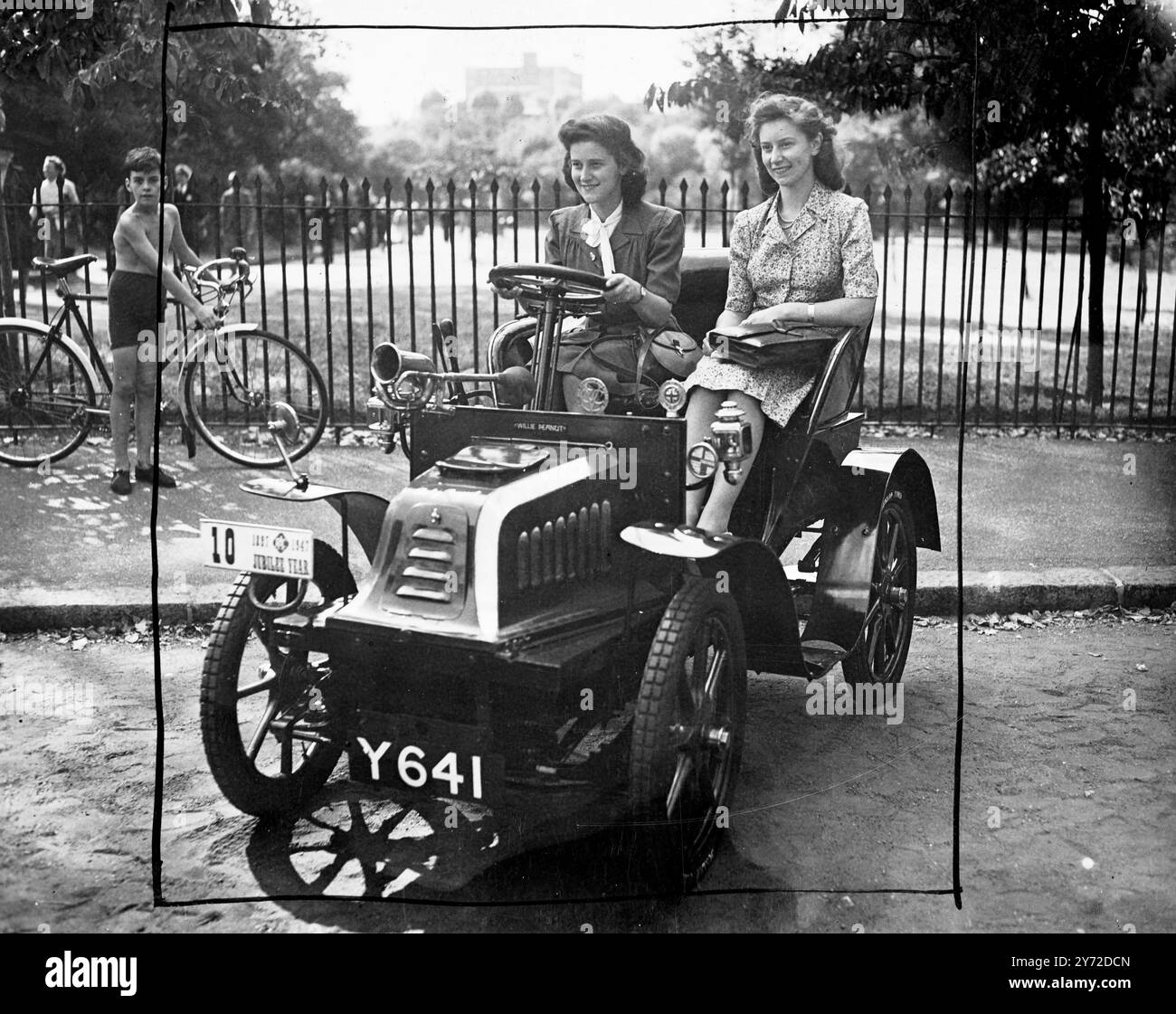 Parata di bellezza del Regent's Park. - Un insolito concorso di bellezza si è tenuto nel Regent's Park questo pomeriggio (sabato), con punti che venivano dati attraverso curve aerodinamiche e genitori generali del corpo nel solito modo, ma questa volta le voci erano sotto forma di forma meccanica invece che di forma femminile divina. L'occasione è stata il Concours d'Elegance tenuto dal Royal Automobile Club come parte delle celebrazioni giubilari. - Lo spettacolo comprendeva tutte le classi di auto, da una Daimler da 6 hp costruita nel 1897, ad alcuni degli ultimi 1947 modelli. Spettacoli fotografici, Miss Pauline Stembridge (a sinistra) con il suo siste Foto Stock