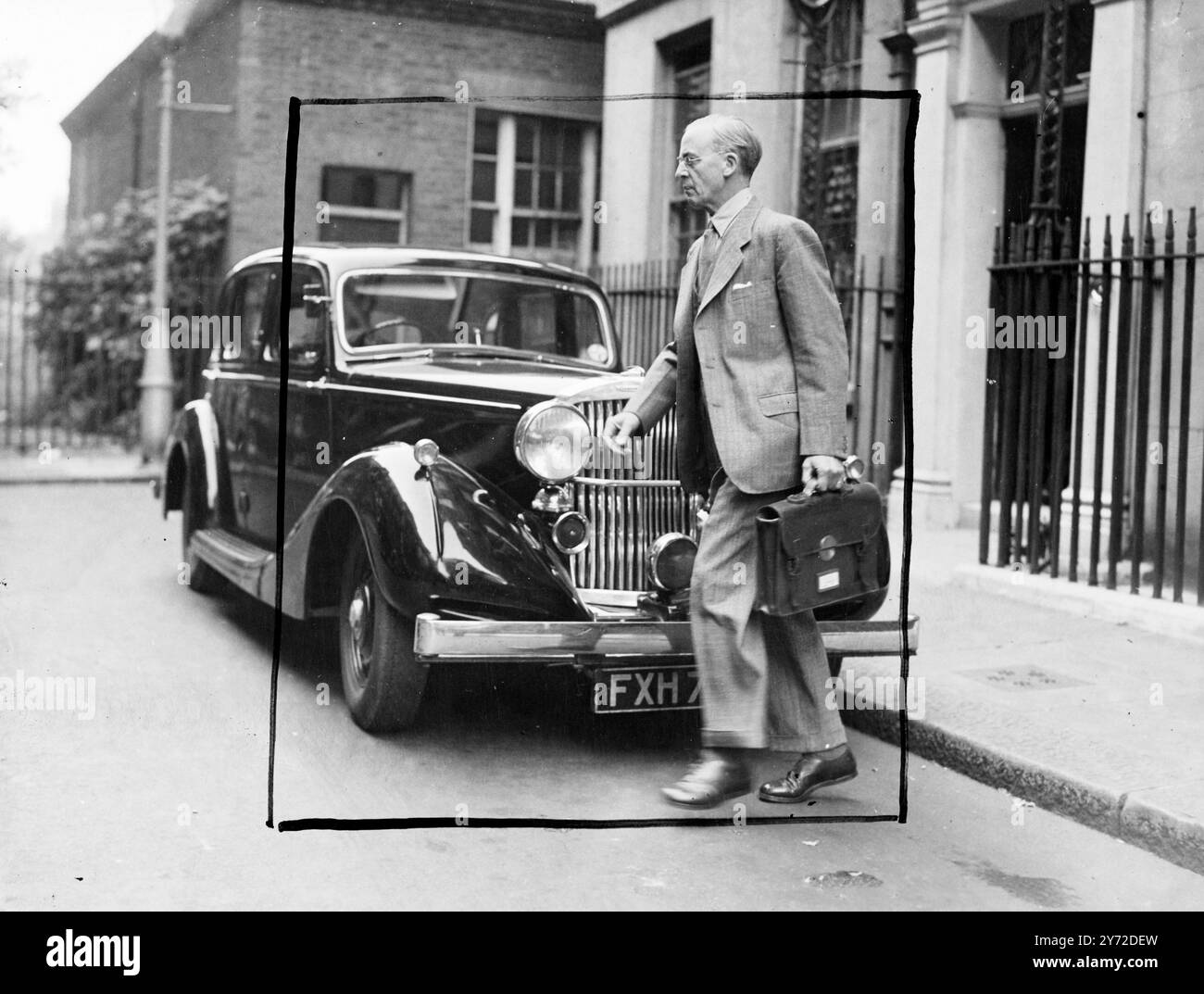 Il Gabinetto si è riunito al 10 di Downing Street oggi (martedì) per la terza volta da quando la casa si è alzata per la pausa estiva. L'incontro segna l'inizio di una settimana di intense deliberazioni ministeriali sulla crisi economica britannica. Oggi ci si aspettava che i ministri del combustibile e del lavoro riferissero i progressi dei negoziati in corso per porre fine allo sciopero del carbone dello Yorkshire. Nuove misure per prevenire la perdita di carbone urgentemente necessario possono essere prese in considerazione più avanti nel corso della settimana, mentre le riunioni della Banca internazionale e del Fondo monetario sono in corso, il primo ministro e i membri più alti del suo Gabinetto discuteranno del 'd Foto Stock